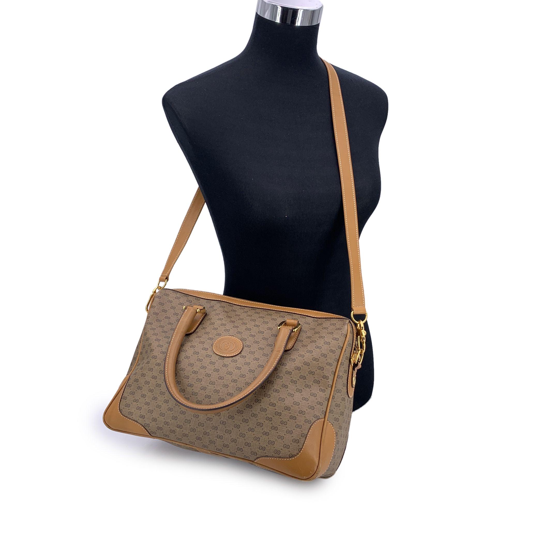 Entrez dans un monde de sophistication intemporelle avec cette exquise sacoche Gucci vintage, véritable icône du luxe et du style durable. Confectionné dans la toile monogramme beige emblématique de Gucci et garni de cuir fauve, ce modèle allie