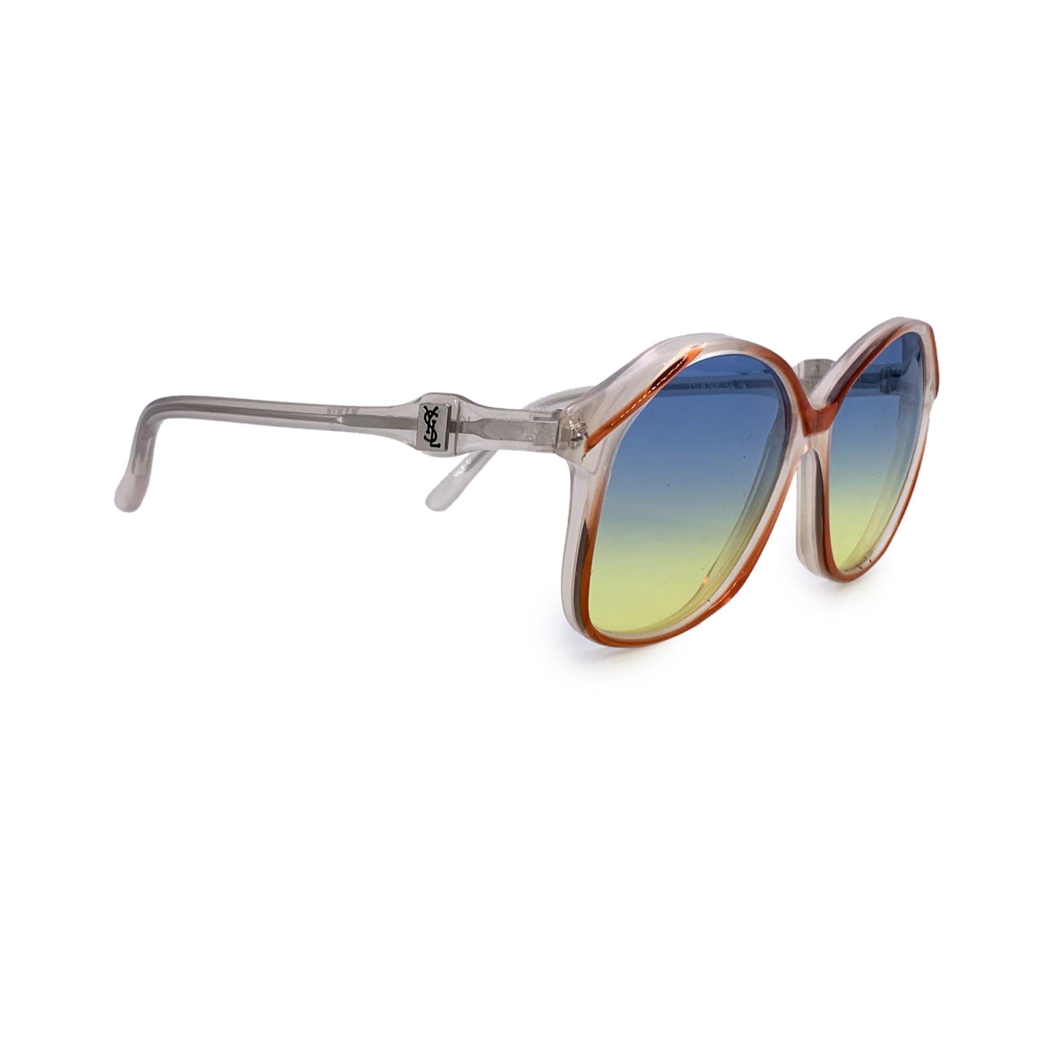 Audaci, giocosi e assolutamente chic, questi occhiali da sole Yves Saint Laurent Diane degli anni '80 sono un'ode radiosa alla moda senza paura di quel decennio. La montatura in acetato bianco e rosso è un puro dramma retrò, sorprendente ma
