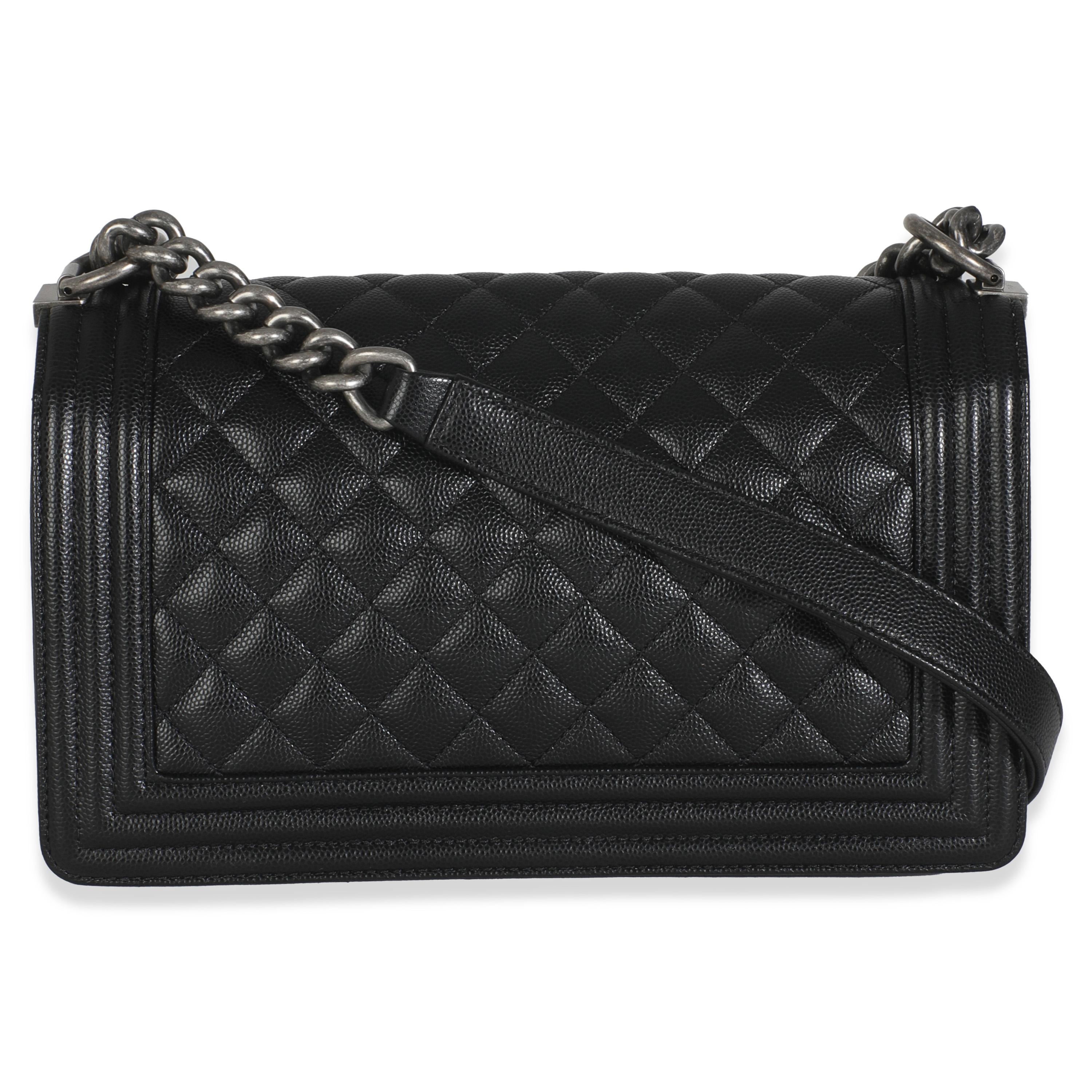 Auflistung Titel: Chanel Schwarz gesteppt Kaviar Medium Boy Bag
SKU: 146511
Zustand: Gebraucht 
Bedingung Beschreibung: Die Boy Tasche von Chanel wurde 2011 eingeführt und ist ein echter Klassiker. Die gesteppte Tasche wurde von dem verstorbenen