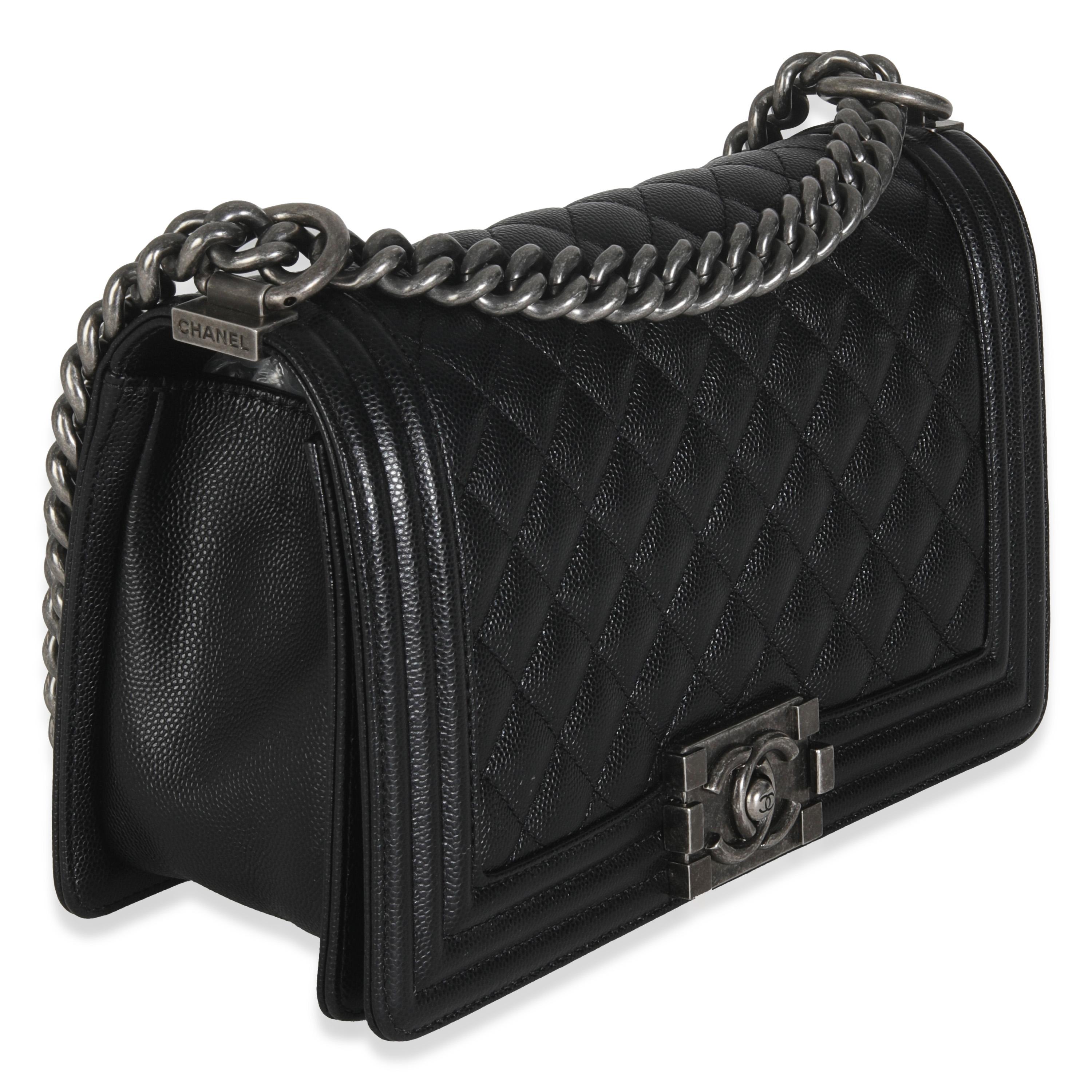 Chanel Schwarze gesteppte Kaviar Medium Boy Handtasche in Schwarz im Zustand „Hervorragend“ im Angebot in New York, NY