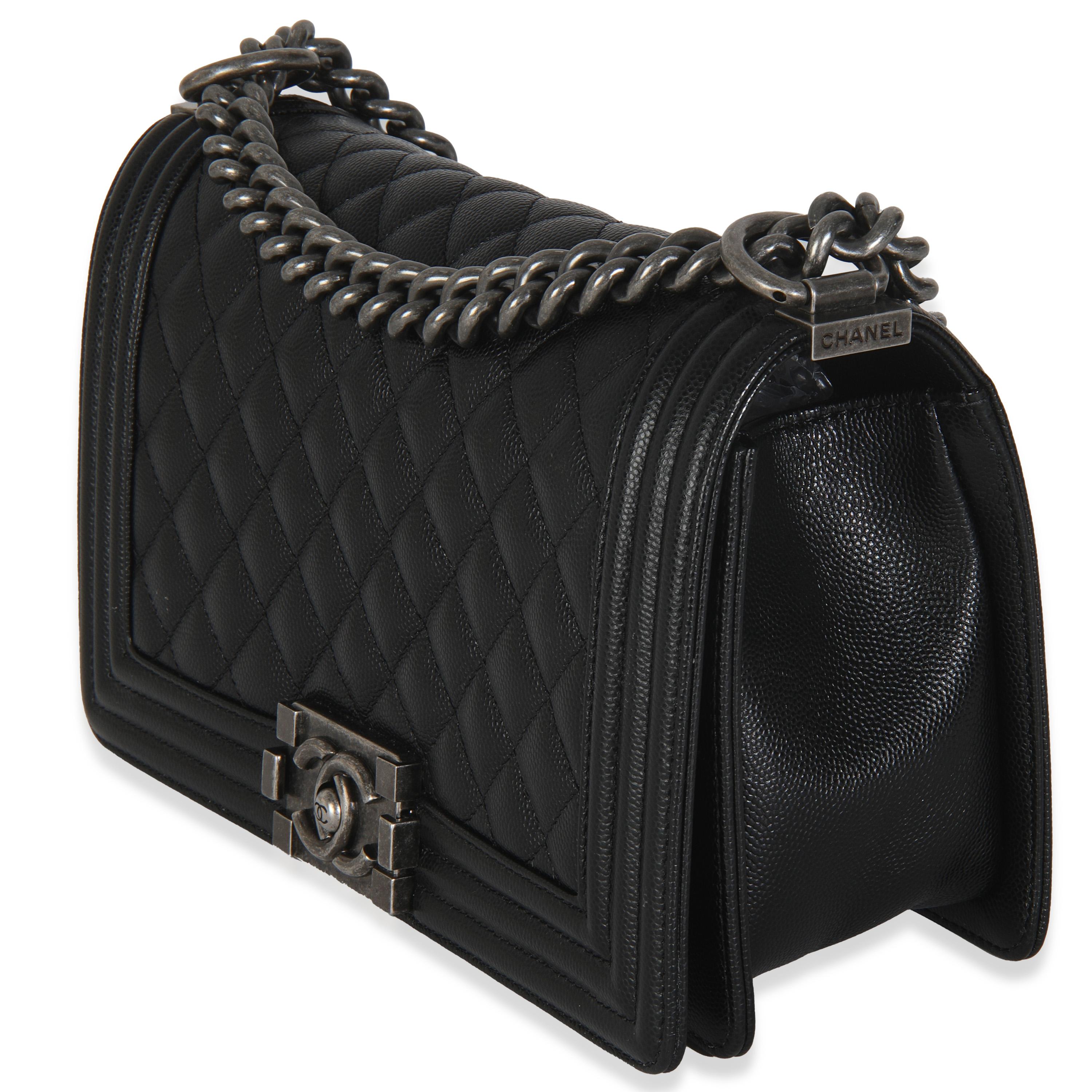 Chanel Schwarze gesteppte Kaviar Medium Boy Handtasche in Schwarz für Damen oder Herren im Angebot