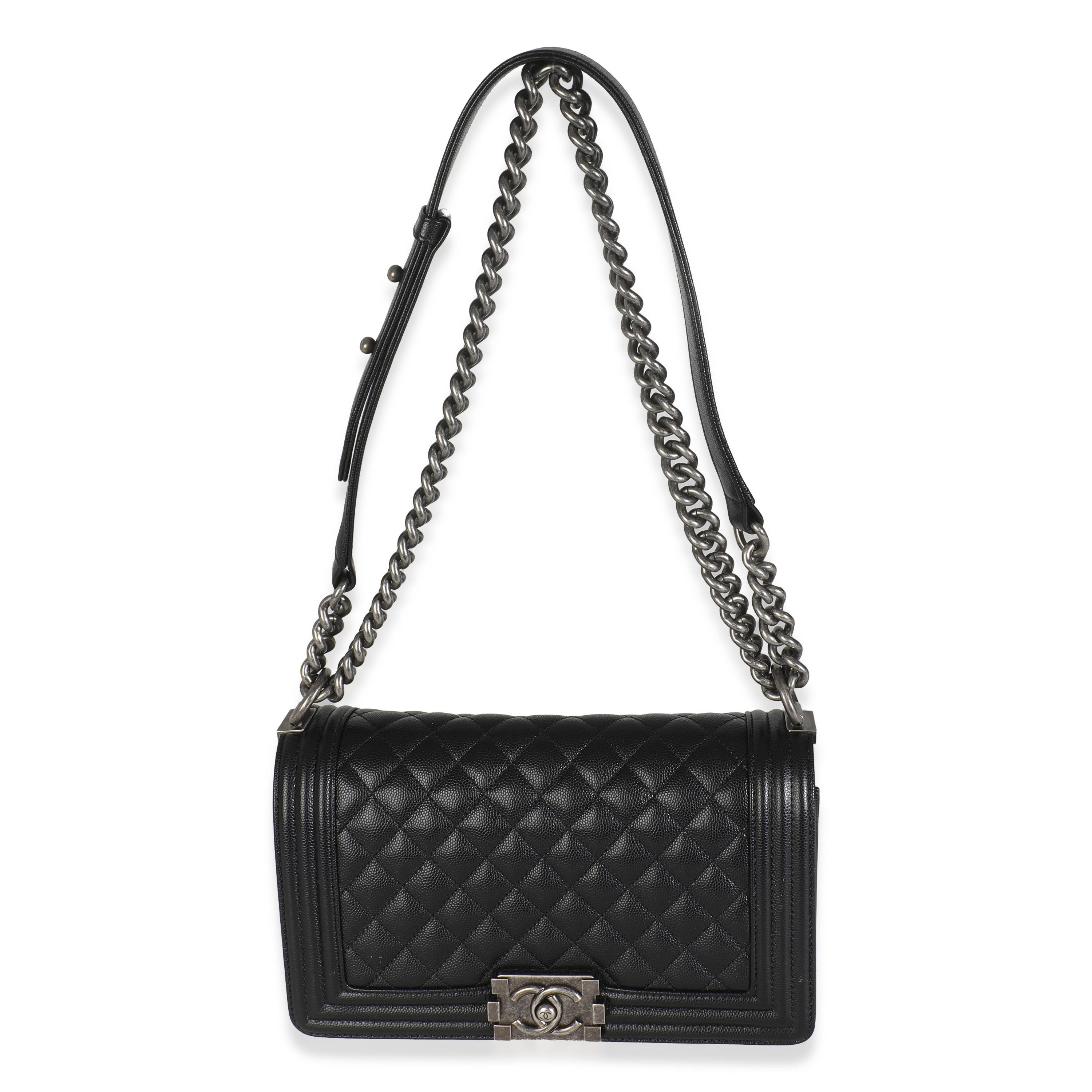 Chanel Schwarze gesteppte Kaviar Medium Boy Handtasche in Schwarz im Angebot 2