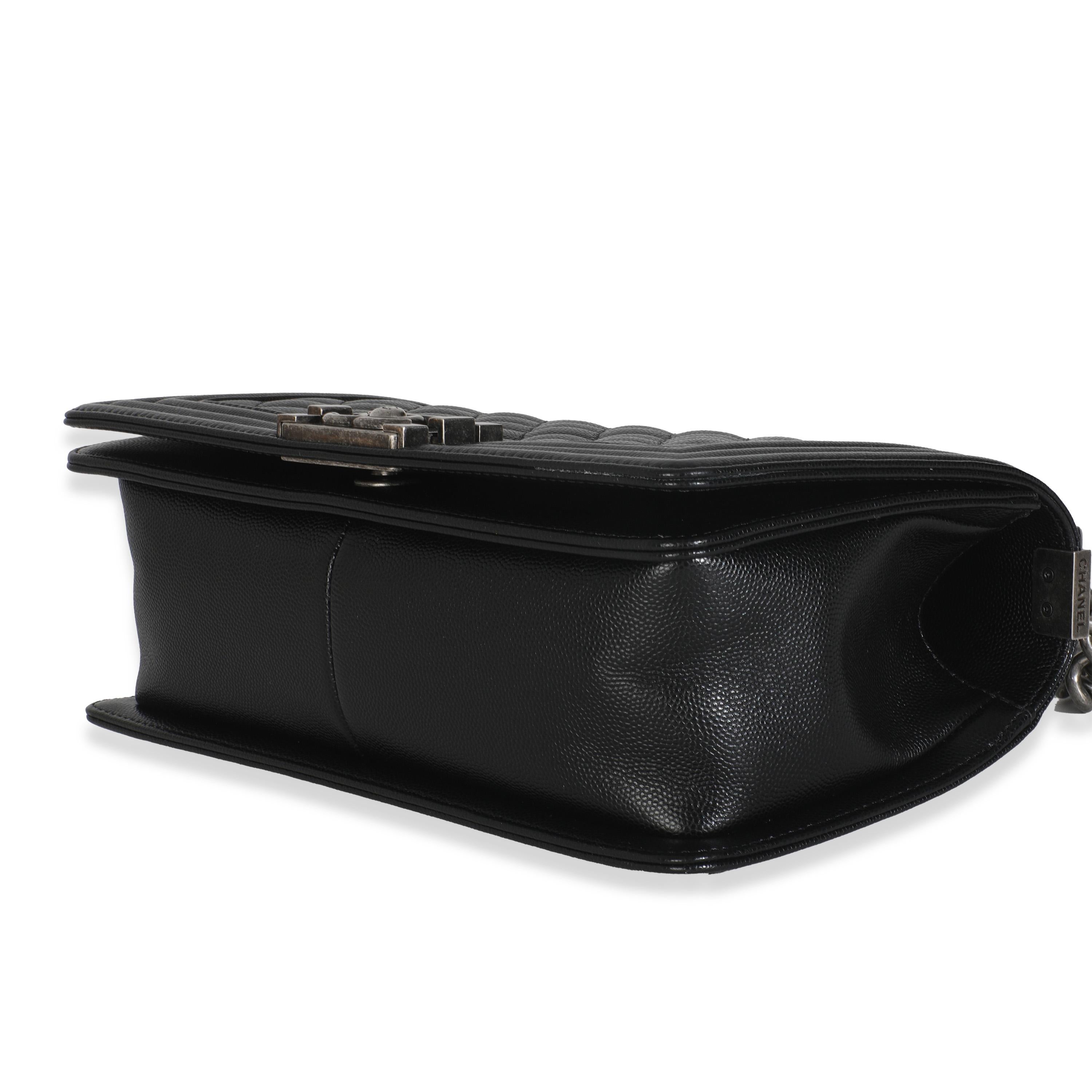 Chanel Schwarze gesteppte Kaviar Medium Boy Handtasche in Schwarz im Angebot 3
