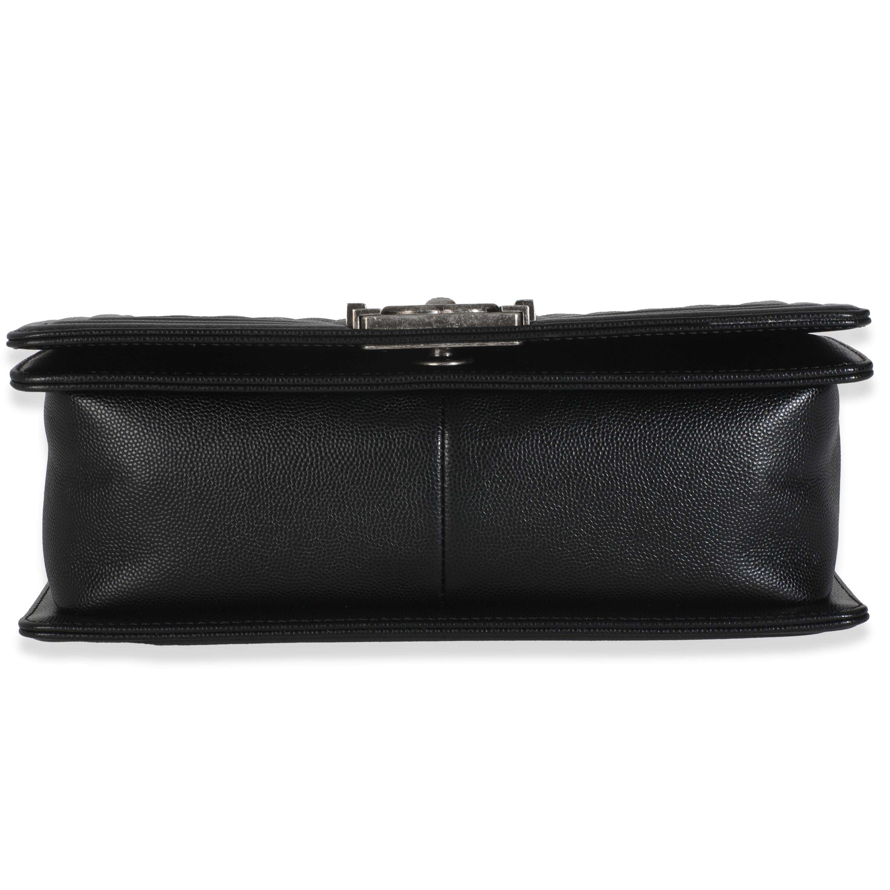 Chanel Schwarze gesteppte Kaviar Medium Boy Handtasche in Schwarz im Angebot 4