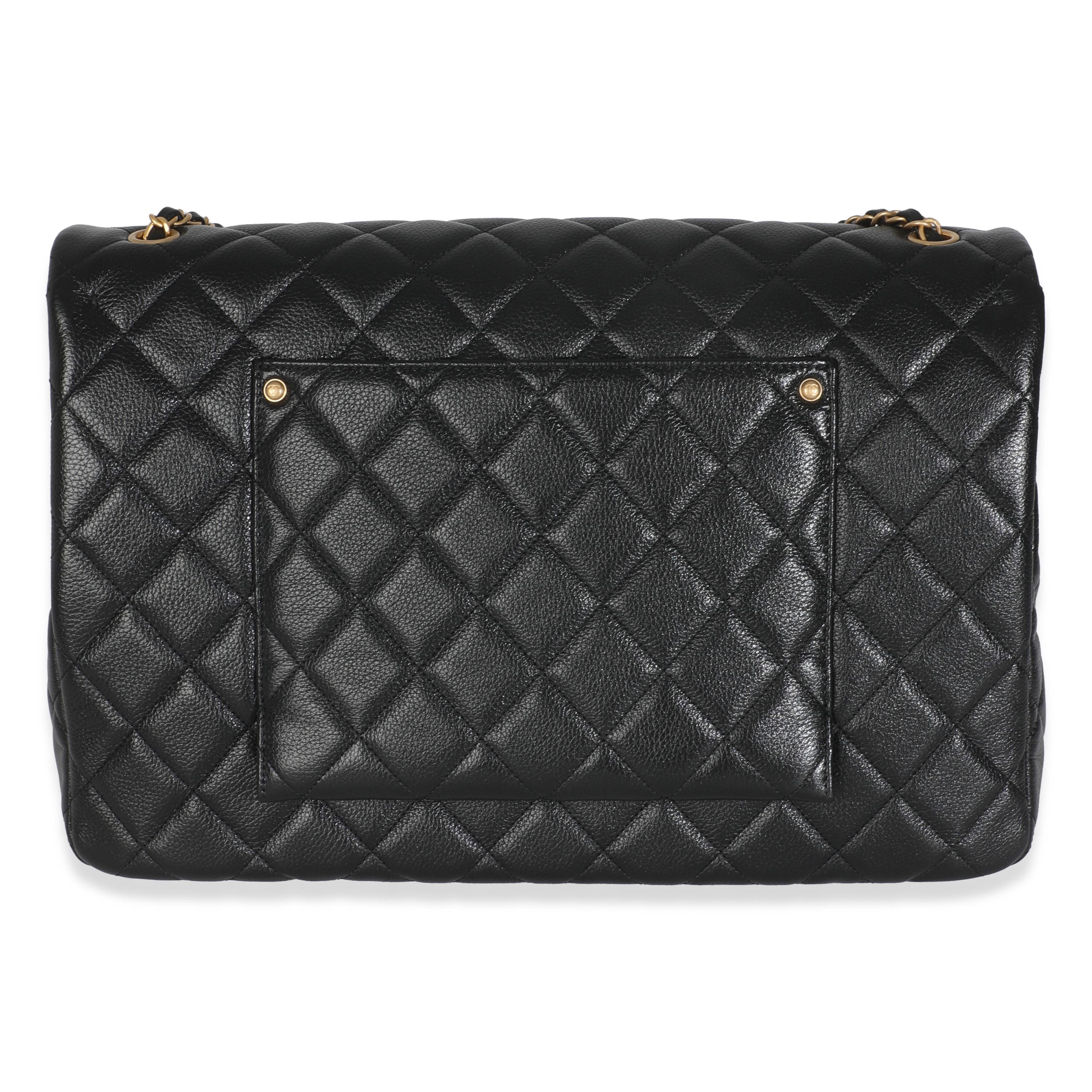 Titre de la liste : Chanel Black Quilted Calfskin Airline XXL Travel Flap Bag
SKU : 146516
Condit : Usagé 
Description de l'état : Un classique intemporel qui ne se démode jamais, le sac à rabat de Chanel date de 1955 et a connu un certain nombre de