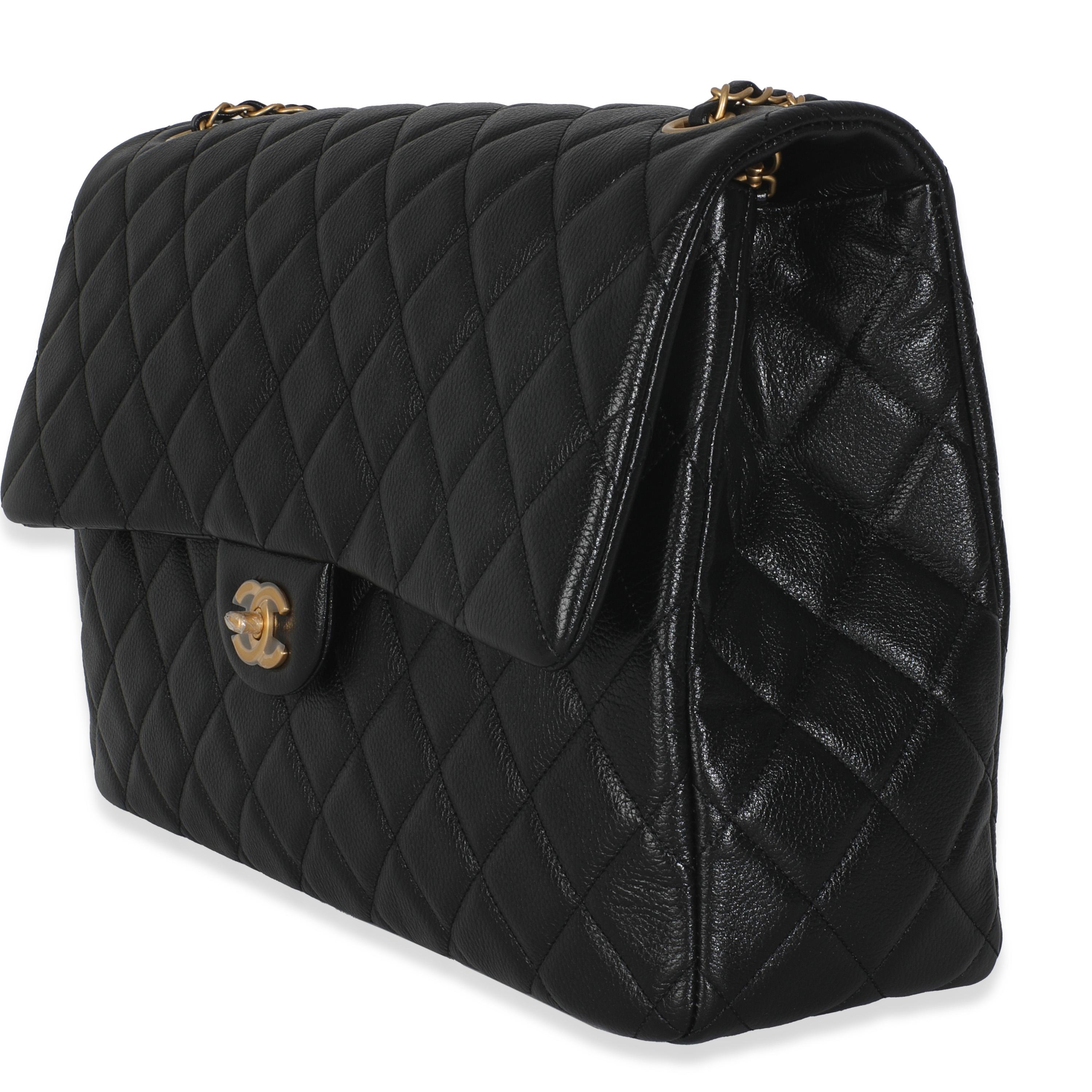 Chanel - Sac de voyage XXL à rabat en cuir de veau matelassé noir Excellent état - En vente à New York, NY
