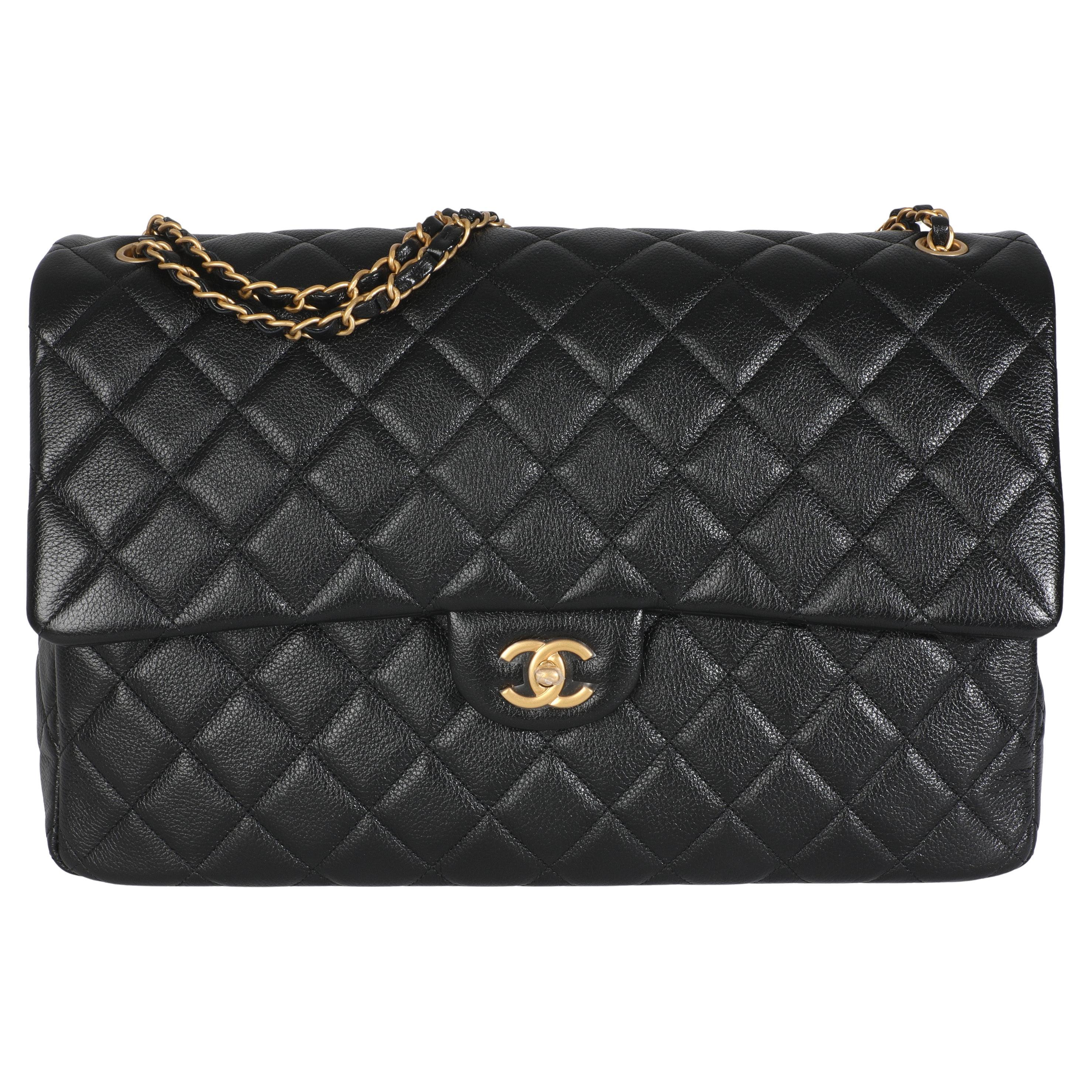 Chanel - Sac de voyage XXL à rabat en cuir de veau matelassé noir