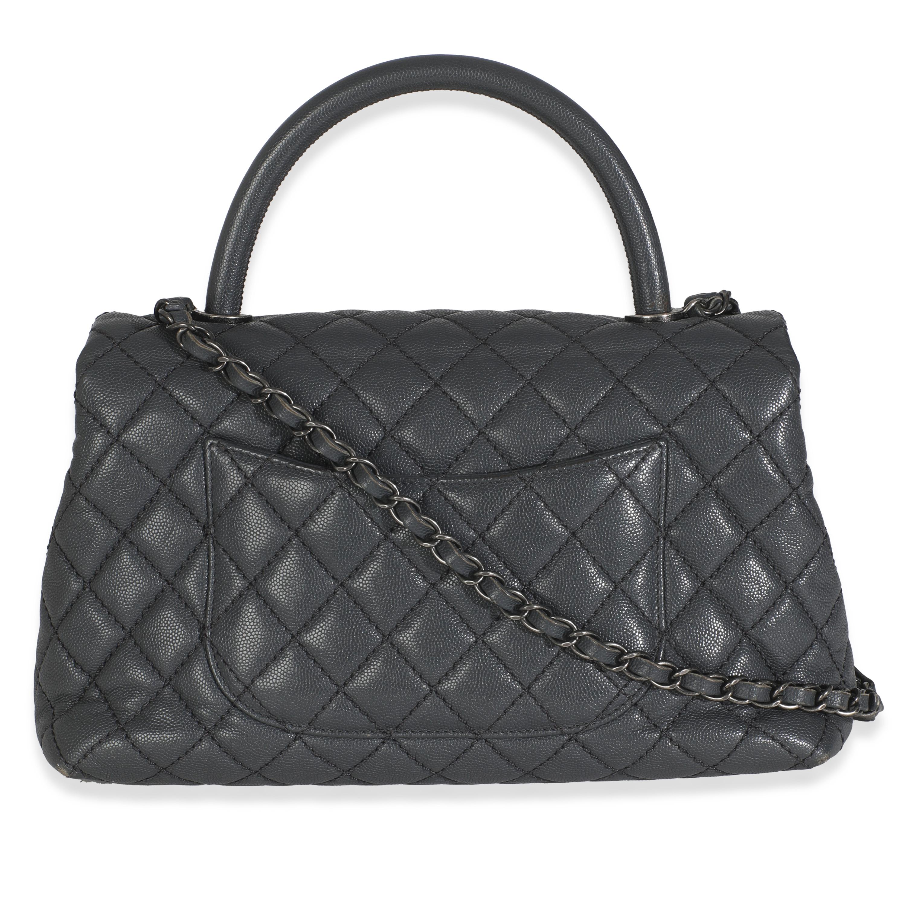 Auflistung Titel: Chanel Grau gesteppt Kaviar Coco Top Handle Tasche
SKU: 146523
Zustand: Gebraucht 
Beschreibung des Zustands: Ganz im Sinne von Chanel wurde die mittelgroße Coco Henkeltasche nach der Gründerin des Hauses benannt. Die 2015