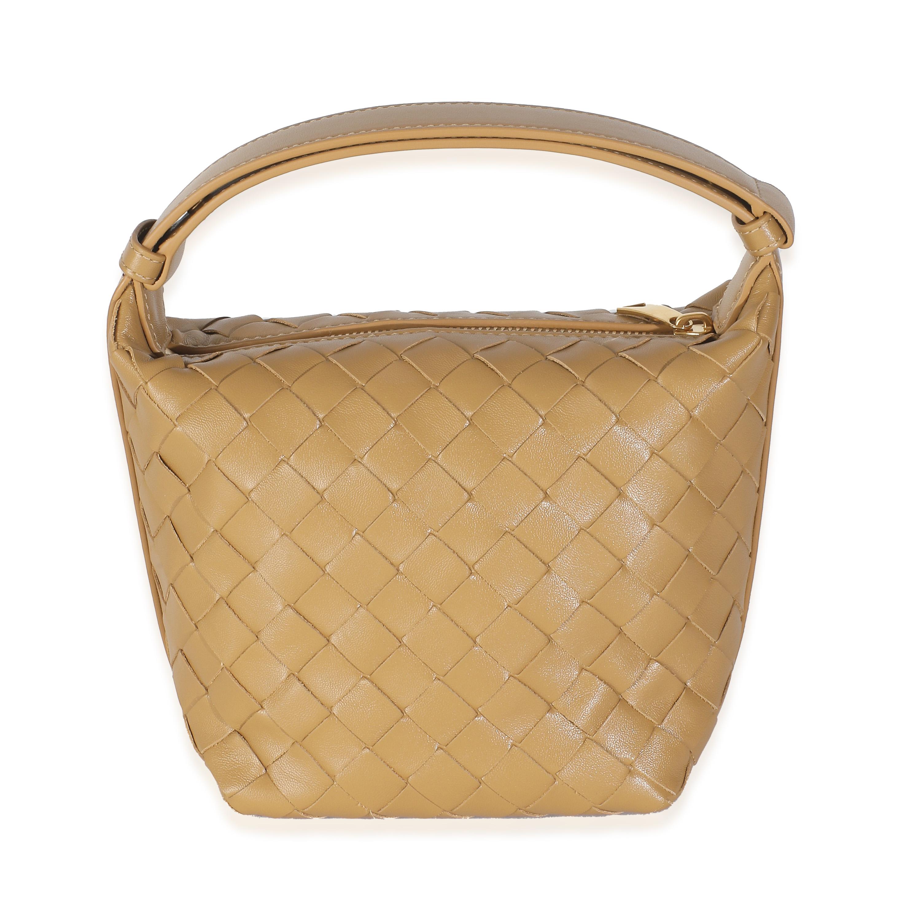 Titolo dell'elenco: Bottega Veneta Nappa Pralina Scuro Intrecciato Candy Wallace
SKU: 146386
MSRP: 2100.00 USD
Condizioni: Usato 
Condizioni della borsa: Perfetta
Commenti sulle condizioni: L'articolo non presenta segni di usura.  Vendita