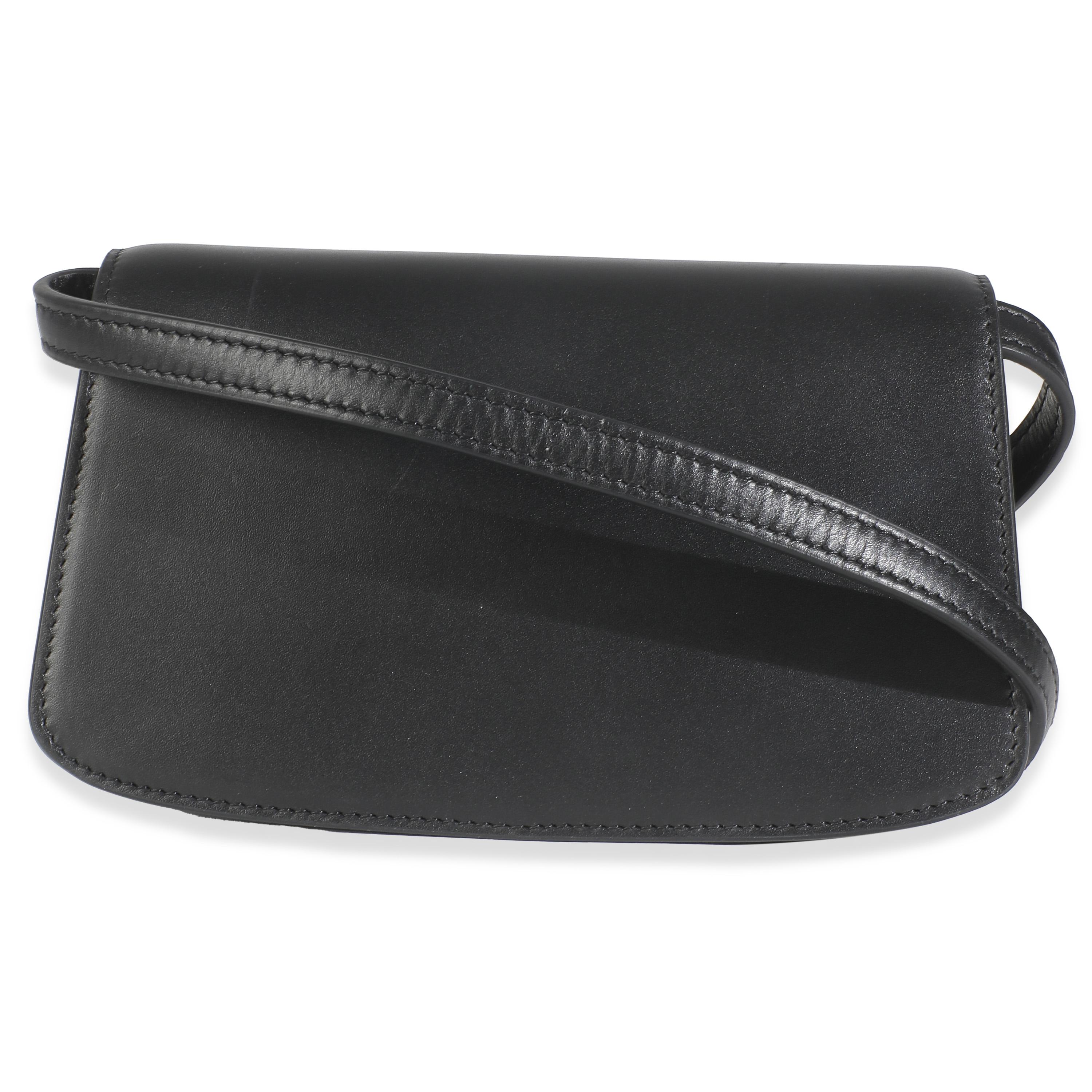 Titel der Auflistung: The Row Schwarzes Kalbsleder The Sofia E/W
SKU: 146310
Zustand: Gebraucht 
Handtasche Zustand: Ausgezeichnet
Bemerkungen zum Zustand: Der Artikel ist in ausgezeichnetem Zustand und weist leichte Gebrauchsspuren auf. Kratzer an