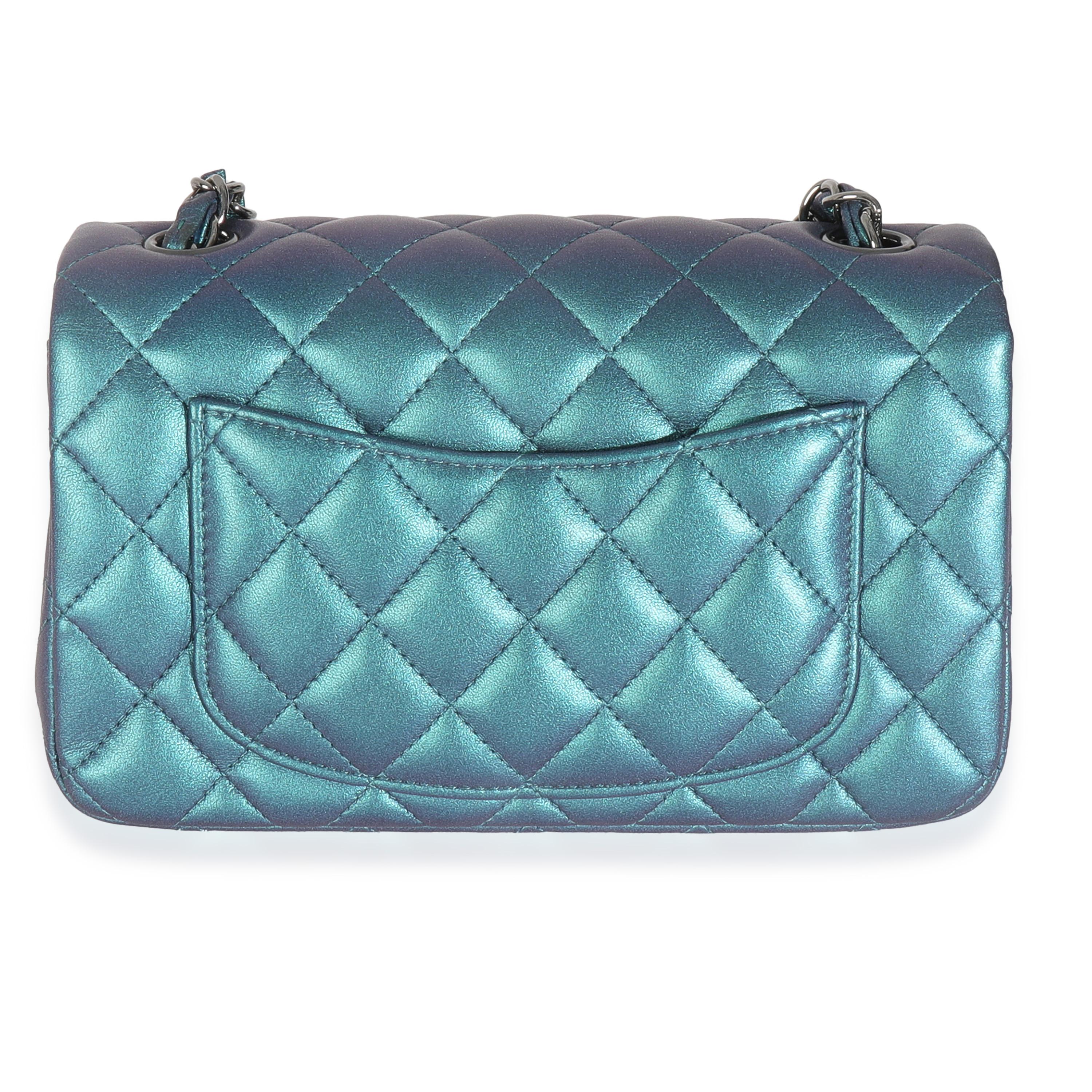 Titre du listing : Chanel Mini sac à rabat rectangulaire en veau matelassé irisé bleu
SKU : 146584
Condit : Usagé 
Description de l'état : Un classique intemporel qui ne se démode jamais, le sac à rabat de Chanel date de 1955 et a connu un certain