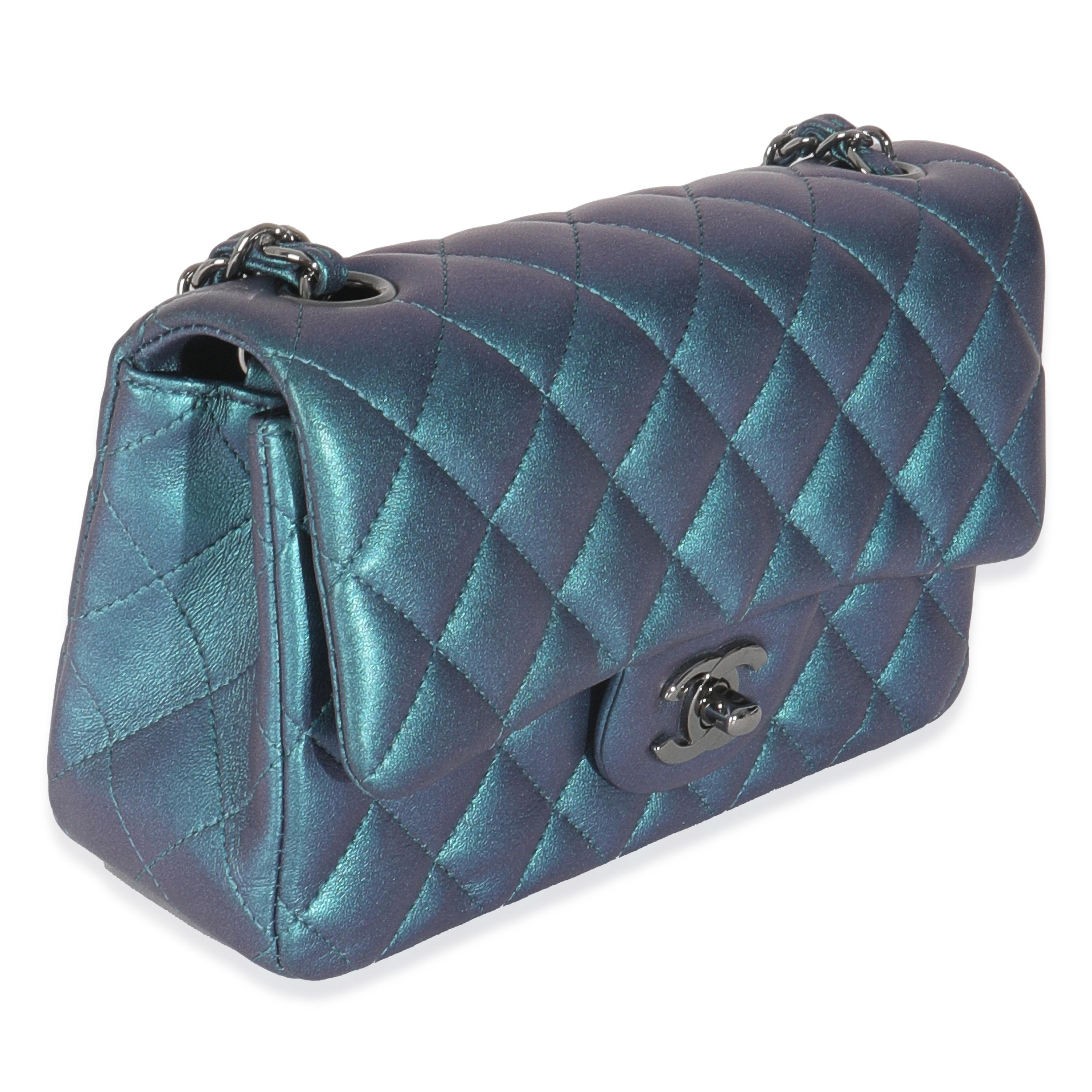 Bleu Chanel - Mini sac rectangulaire à rabat en cuir de veau matelassé irisé bleu en vente