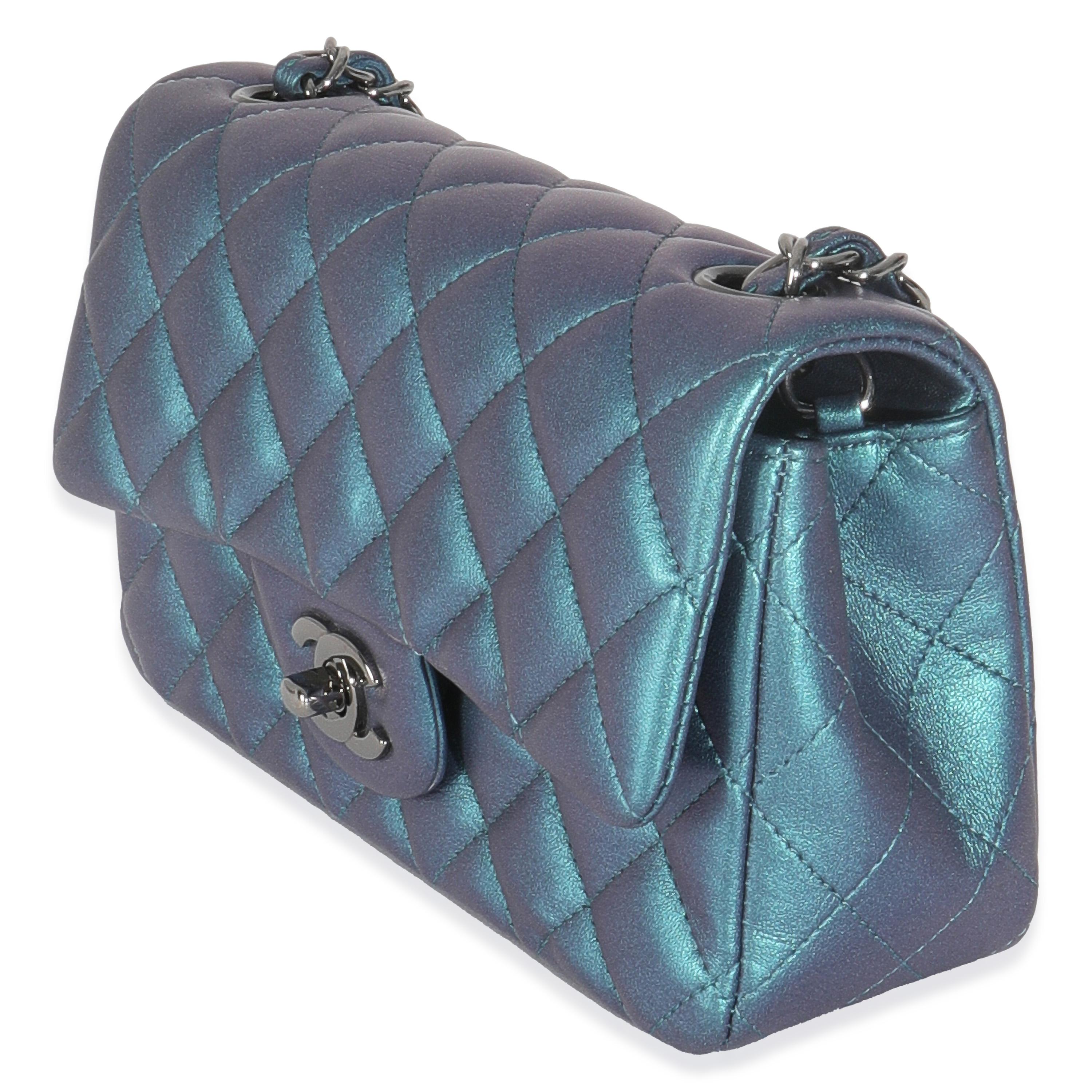 Chanel - Mini sac rectangulaire à rabat en cuir de veau matelassé irisé bleu Excellent état - En vente à New York, NY