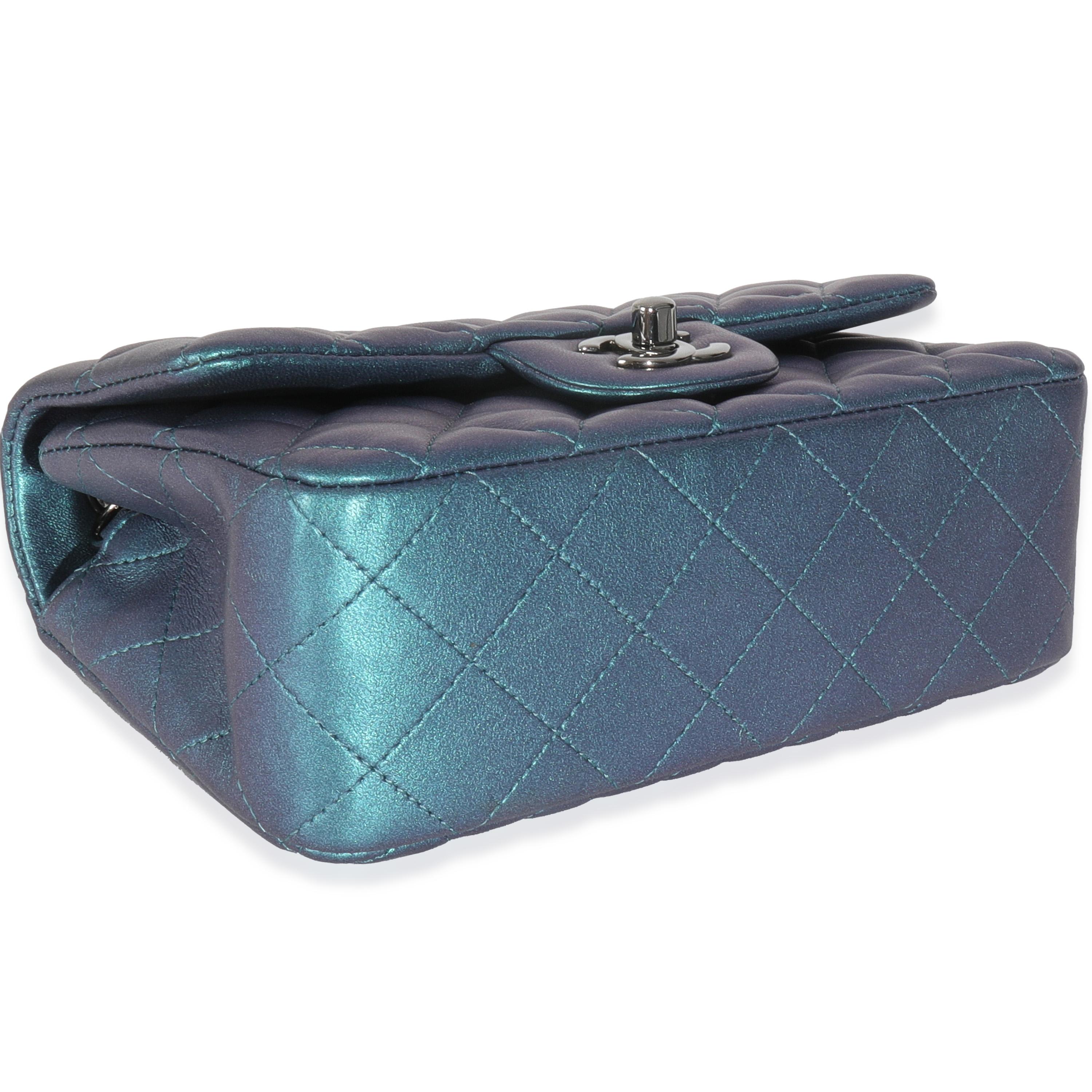 Chanel - Mini sac rectangulaire à rabat en cuir de veau matelassé irisé bleu Unisexe en vente