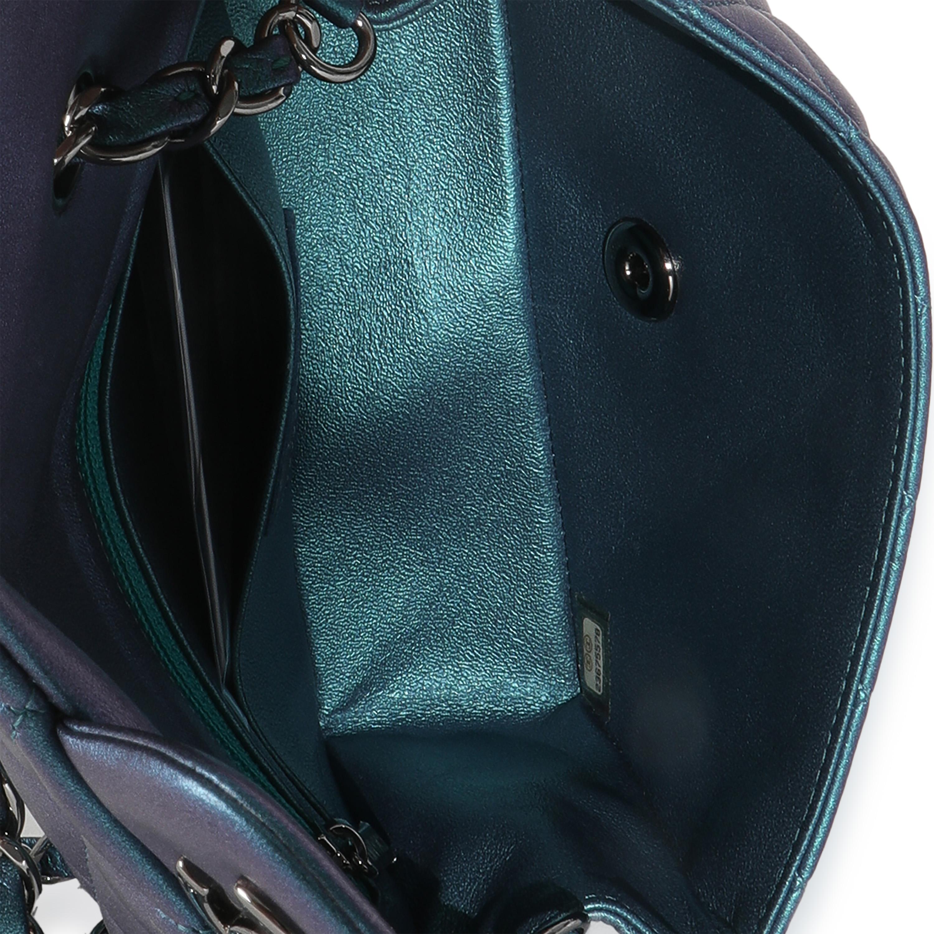 Chanel - Mini sac rectangulaire à rabat en cuir de veau matelassé irisé bleu en vente 1