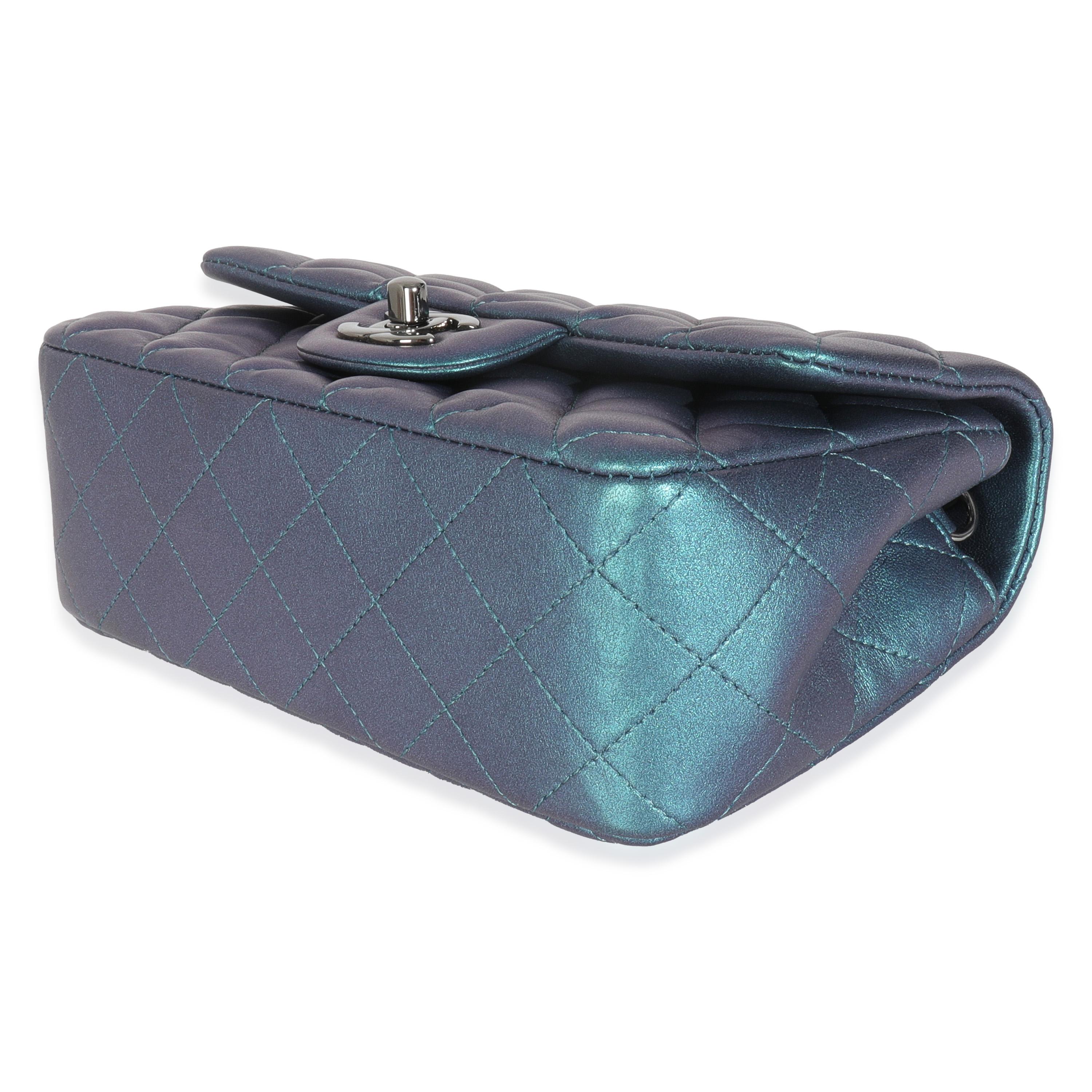 Chanel - Mini sac rectangulaire à rabat en cuir de veau matelassé irisé bleu en vente 2