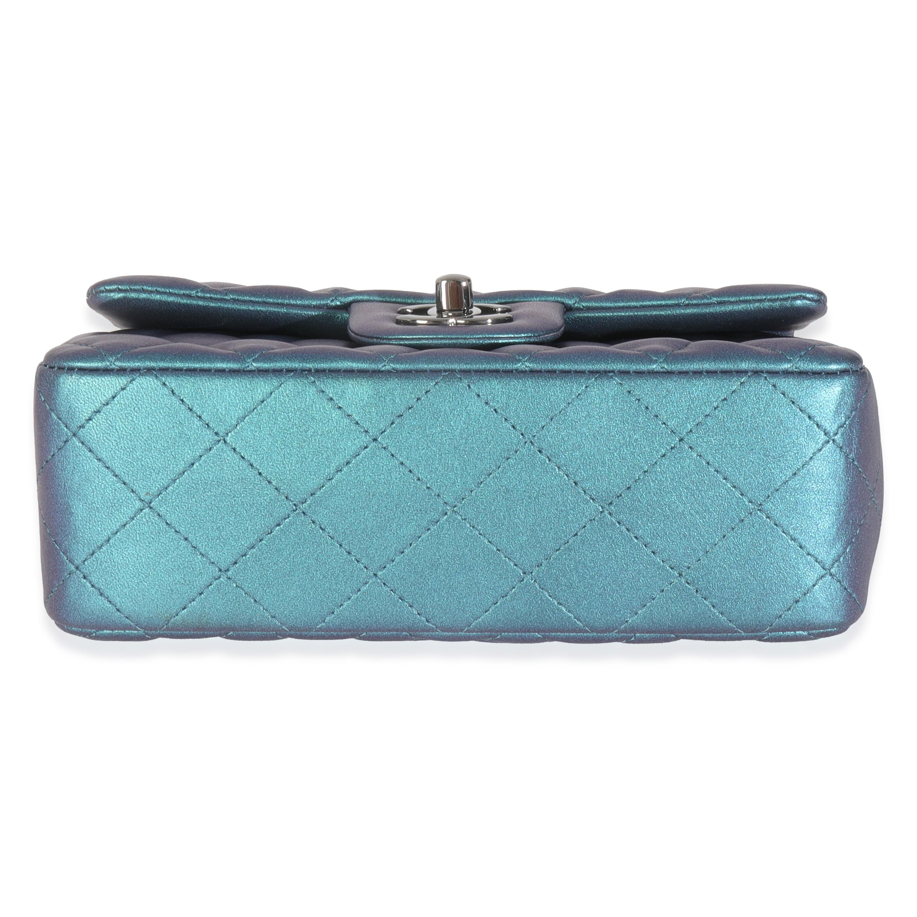 Chanel - Mini sac rectangulaire à rabat en cuir de veau matelassé irisé bleu en vente 3