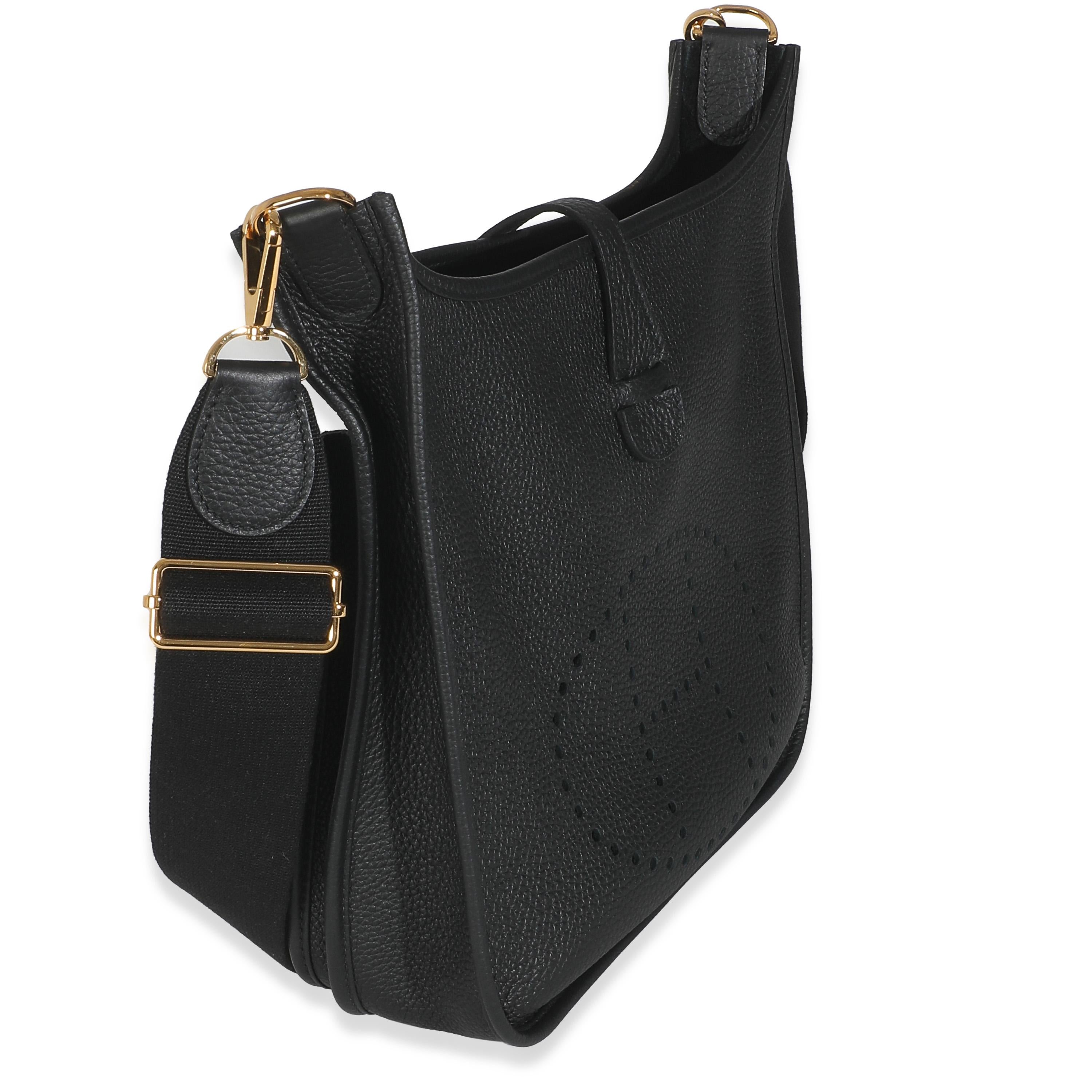 Listing Titel: Hermès Schwarz Clemence Evelyne III 29 GHW
SKU: 146444
Zustand: Gebraucht 
Beschreibung des Zustands: Die 1978 von Evelyne Bertrand entworfene Umhängetasche Evelyne von Hermès besticht durch ihre unverwechselbare Ästhetik dank des
