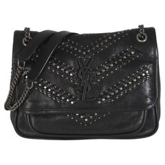 Saint Laurent Kleine Niki-Kettentasche aus schwarzem Kalbsleder aus Matelasse mit Nieten