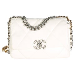 Petit sac à rabat Chanel 19 en cuir d'agneau matelassé blanc