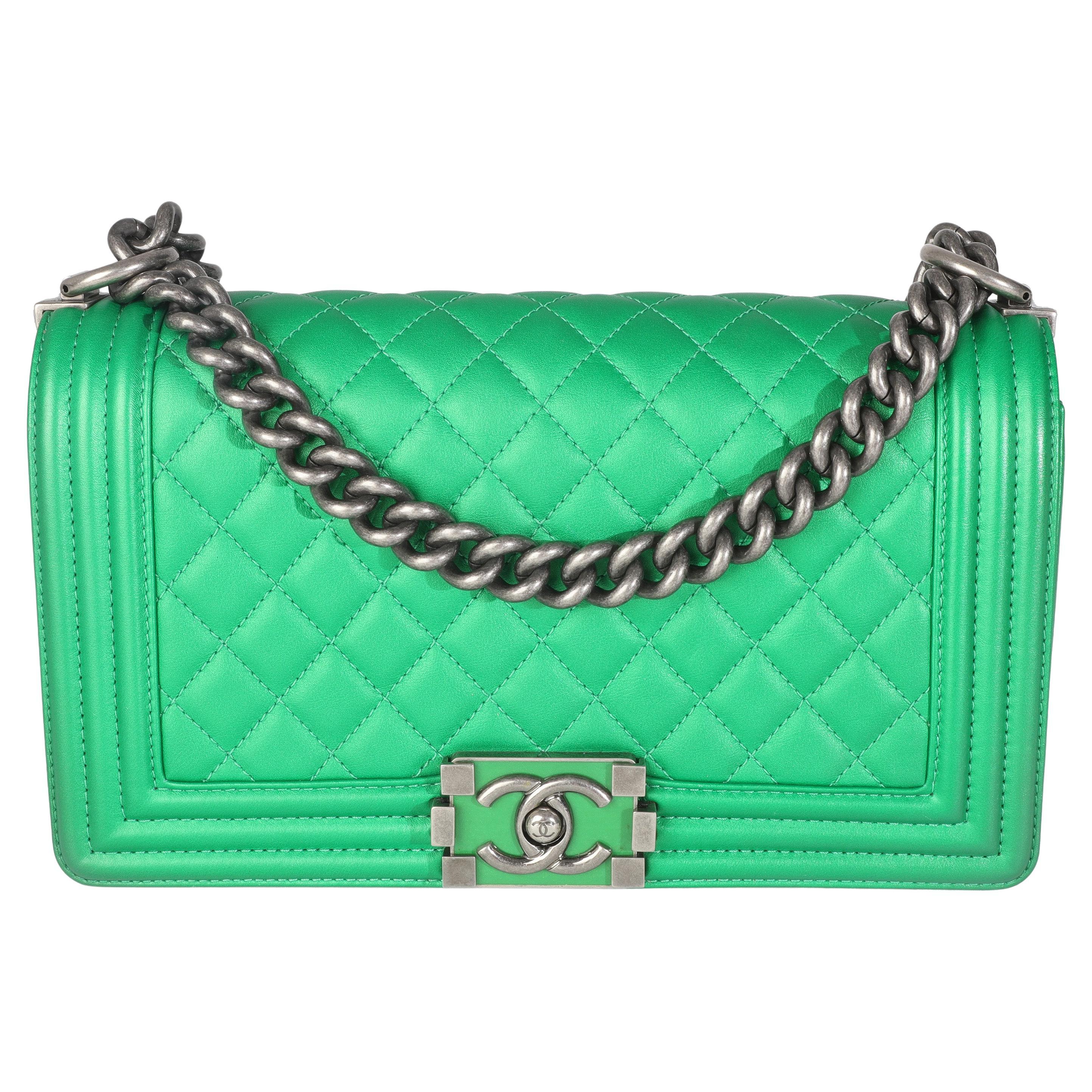 Chanel Grünes gestepptes Lammfell Emaille CC Old Medium Boy Bag