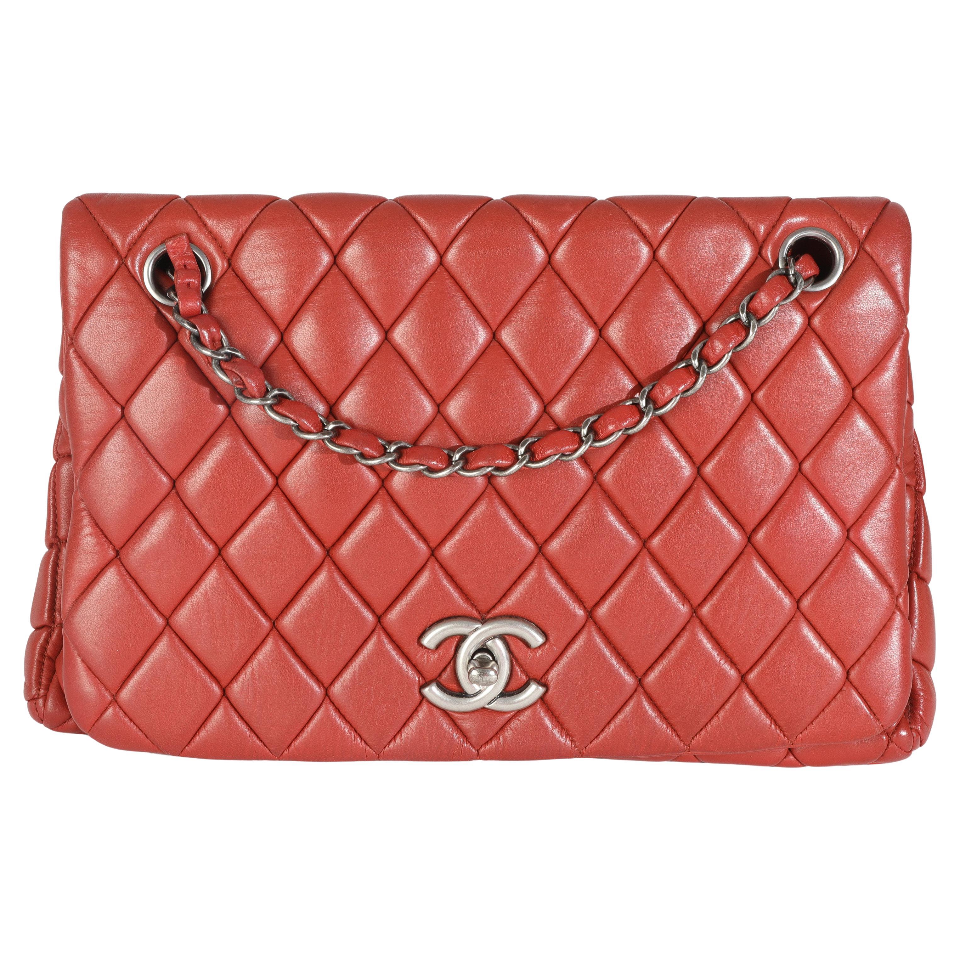 Chanel - Grand sac à rabat New Bubble en cuir d'agneau rouge