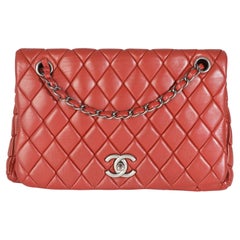 Chanel - Grand sac à rabat New Bubble en cuir d'agneau rouge
