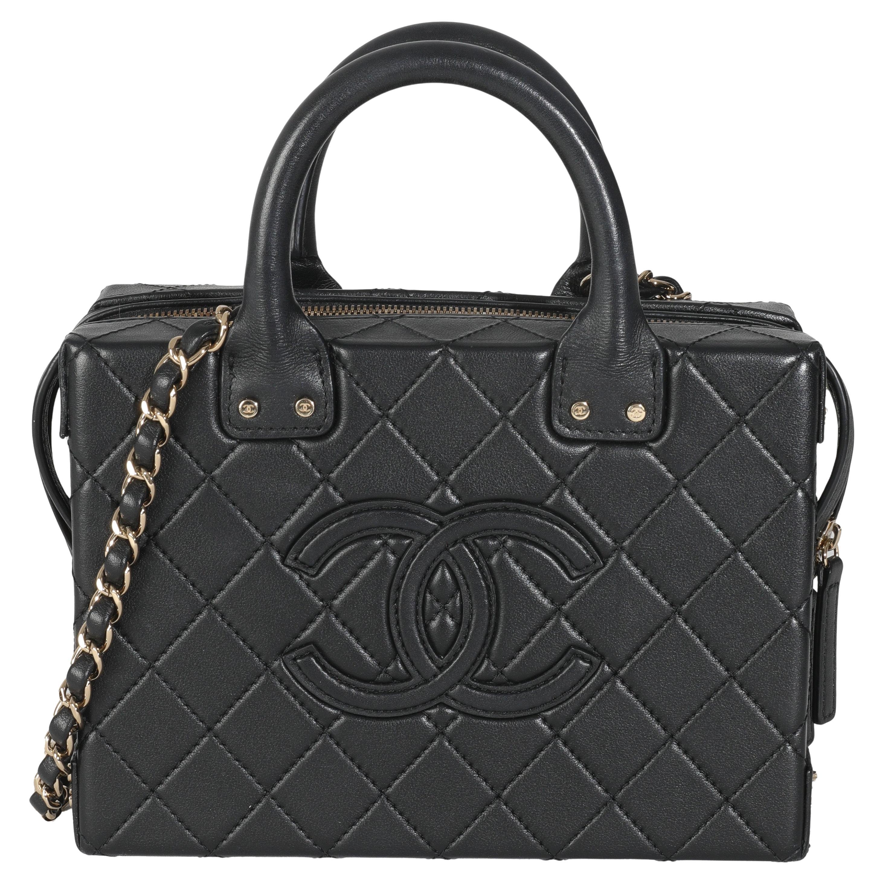 Chanel Portafoglio quadrato con borchie in pelle di vitello trapuntata nera