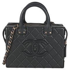 Chanel Portafoglio quadrato con borchie in pelle di vitello trapuntata nera