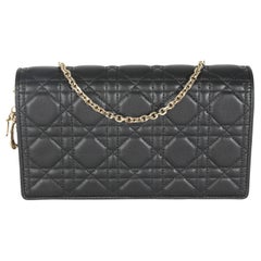 Christian Dior Portefeuille Cannage en cuir d'agneau noir sur chaîne