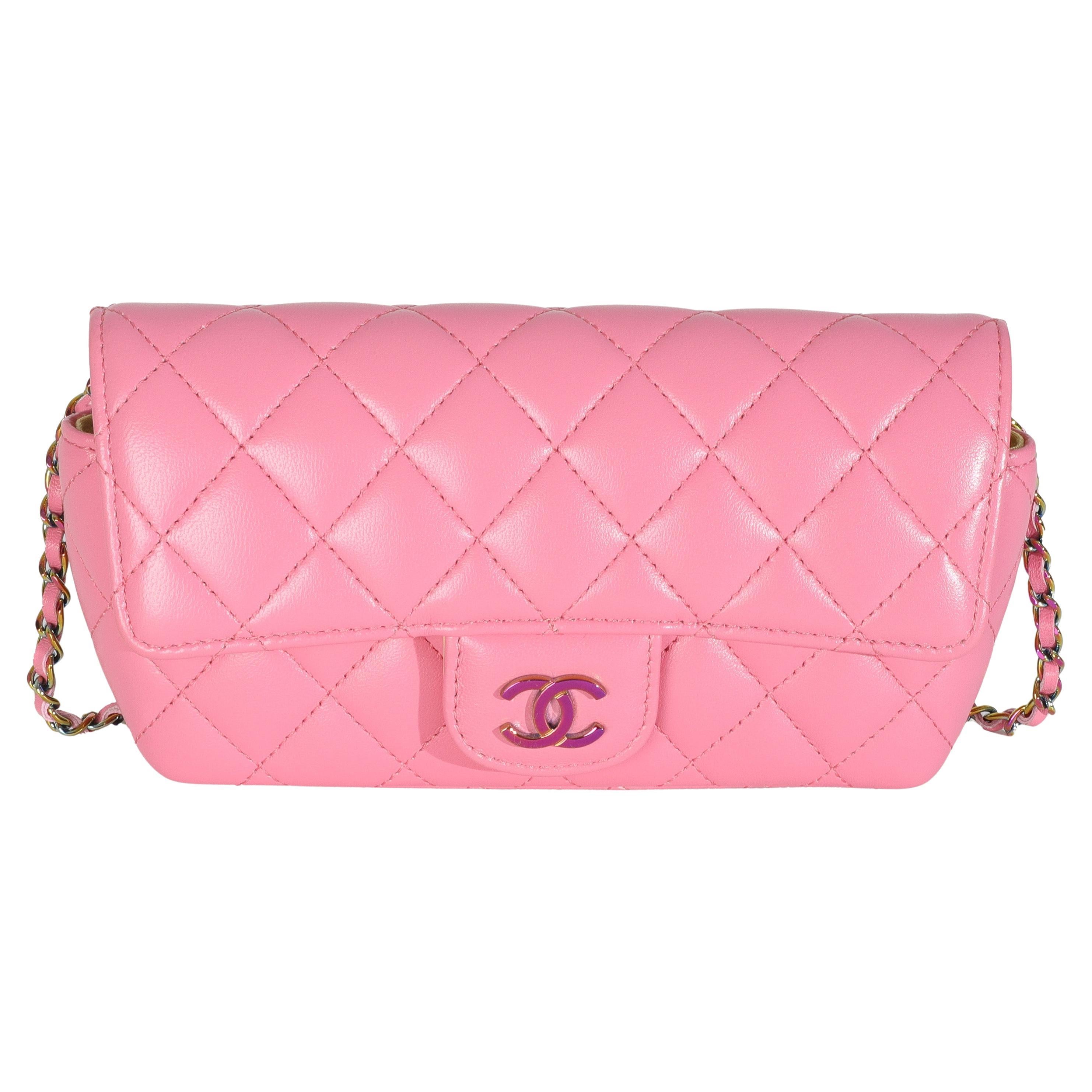 Chanel - Étui à lunettes de soleil en cuir d
agneau matelassé rose sur chaîne