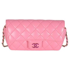 Chanel - Étui à lunettes de soleil en cuir d
agneau matelassé rose sur chaîne