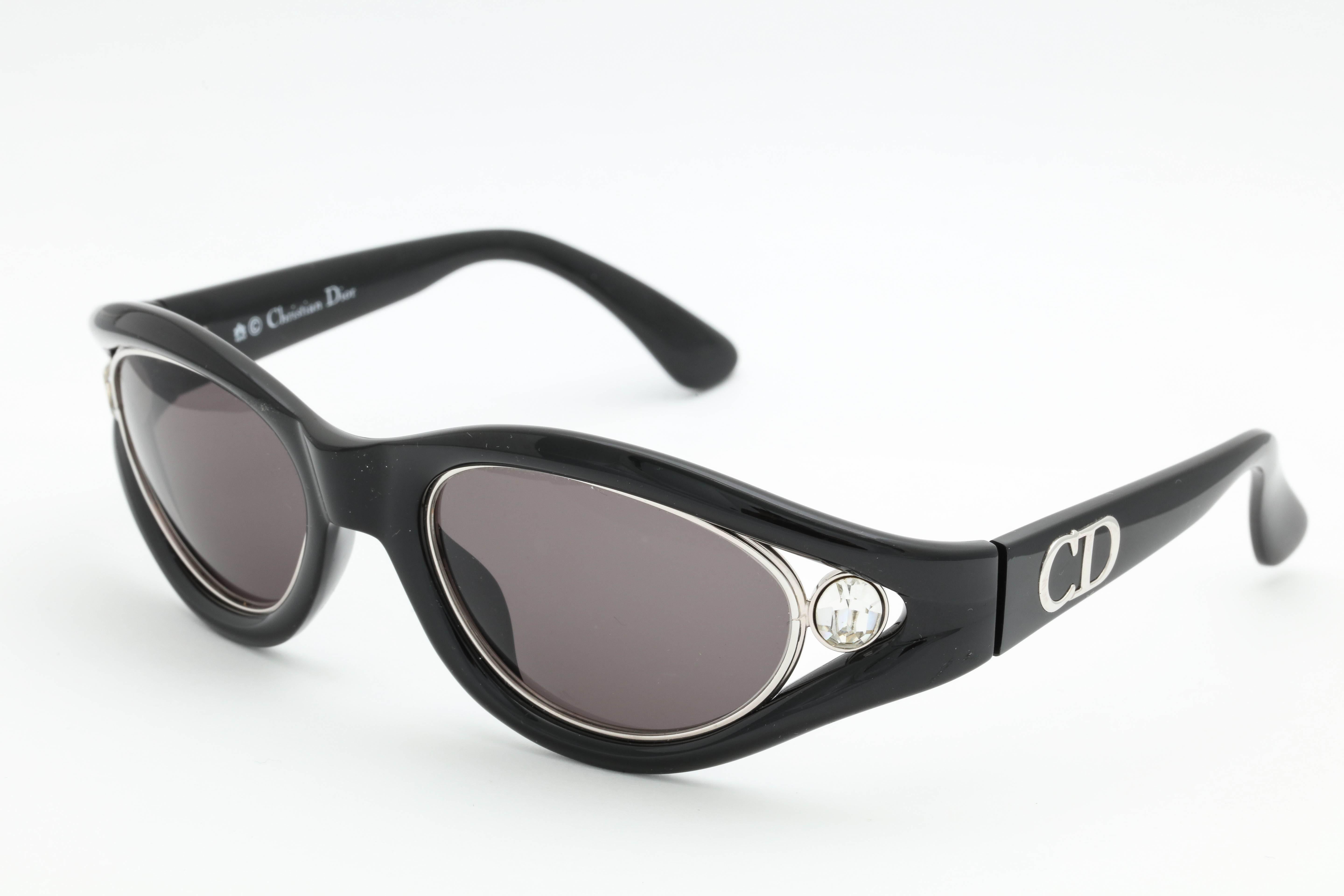 Frame Width: 165mm
Lens Width: 56mm
Frame Height: 50mm
Arm Length: 120mm