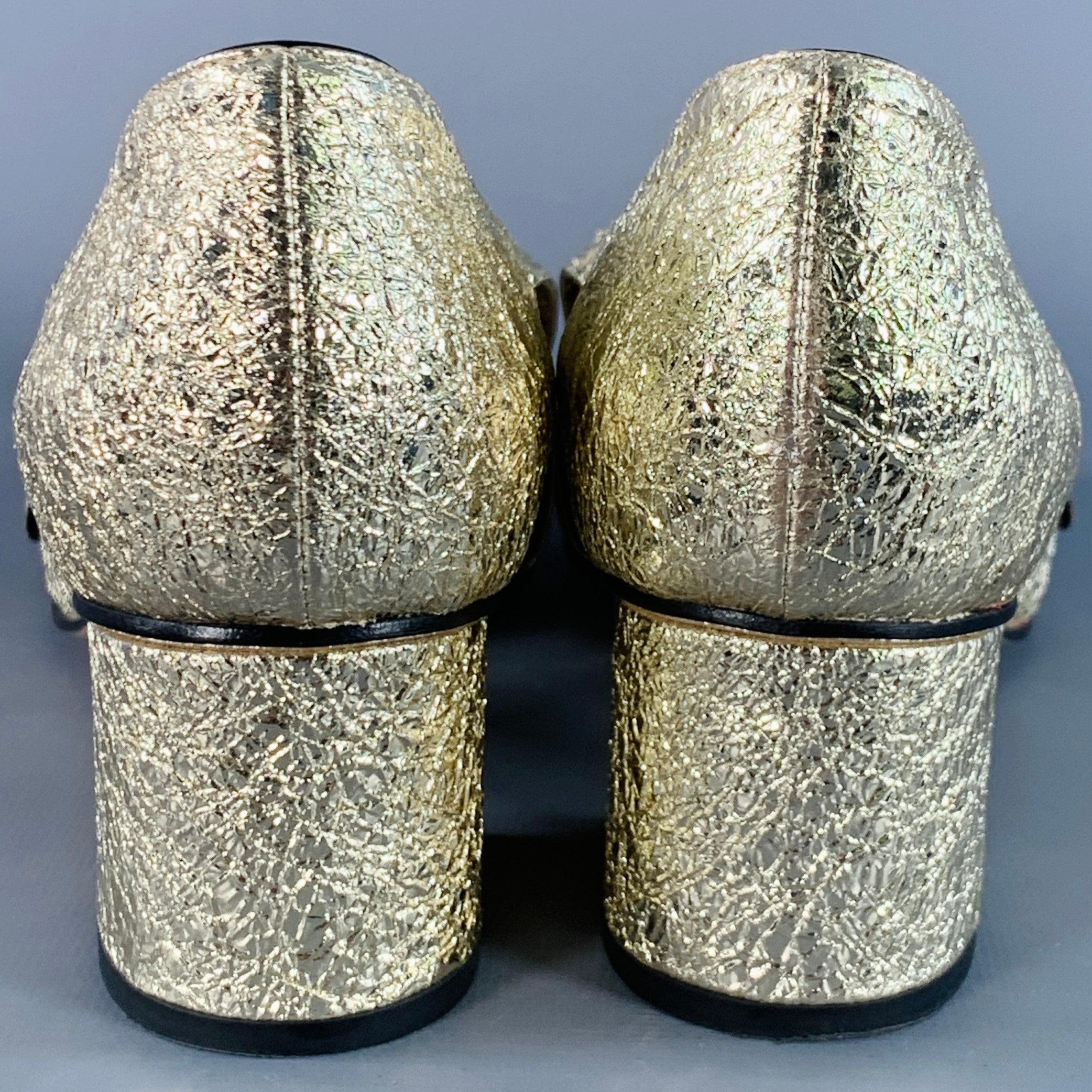 Or Gucci Size 7.5 Metallic Gold Leather Textured Eyelash Fringed Pumps (escarpins à franges en cuir texturé) en vente