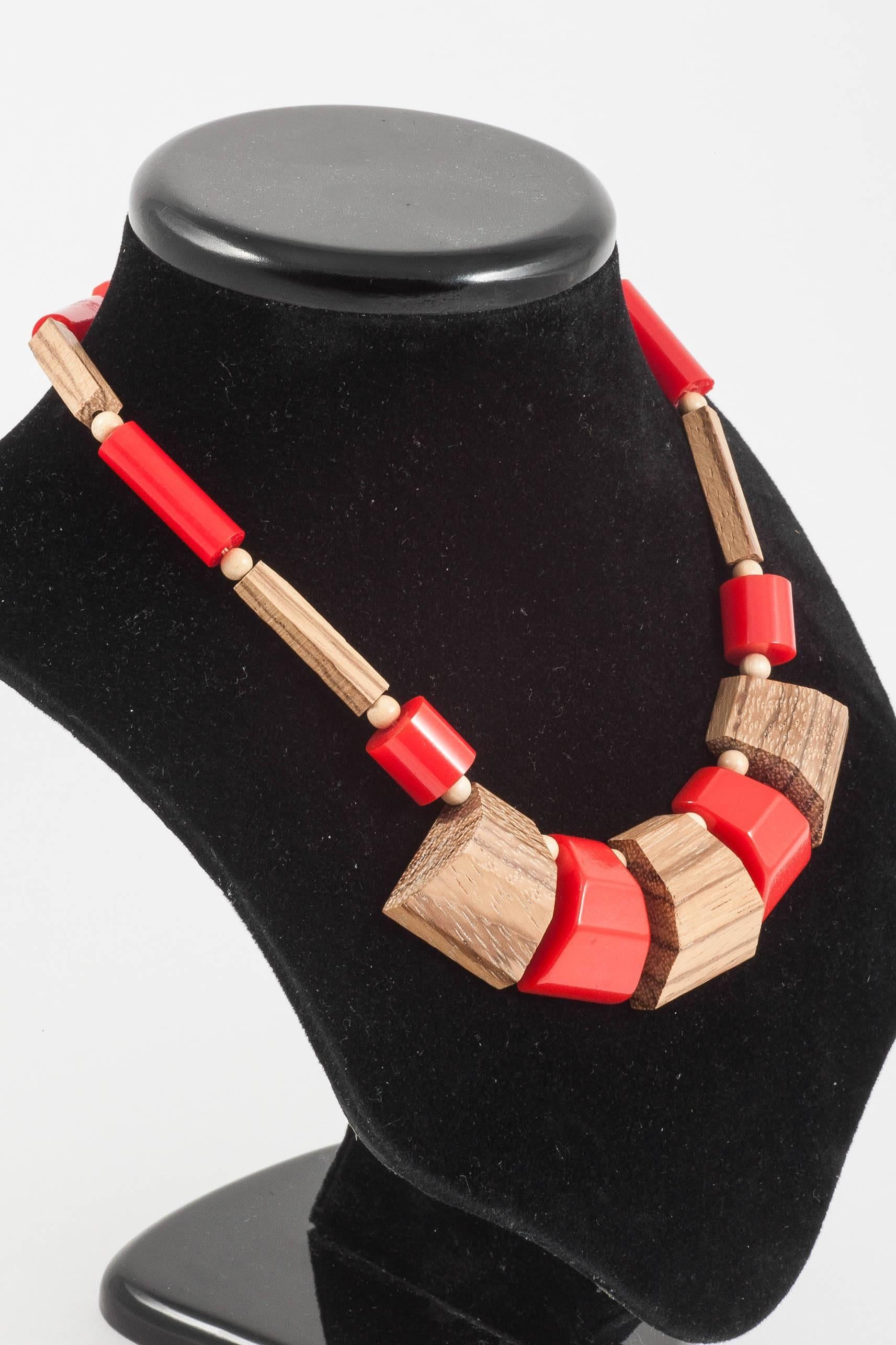 A stylish red Bakelite and wood necklace, USA,  1940s In Good Condition In Greyabbey, County Down