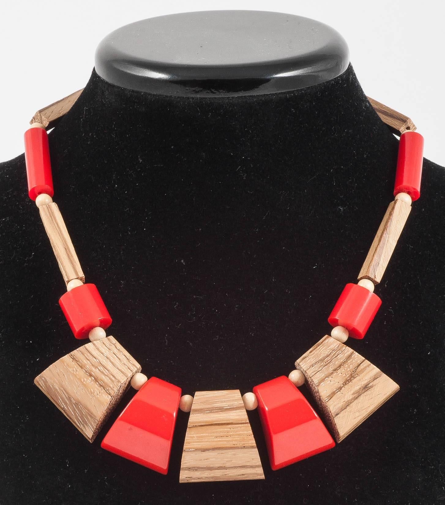 Made from faceted pieces of red Bakelite, and wooden (possibly walnut) sections and  spacer beads,from the 1940s/50s, this is a bright, cheerful and stylish addition to any Summer wardrobe. Sculptural and simple, light and flexible, sitting close to