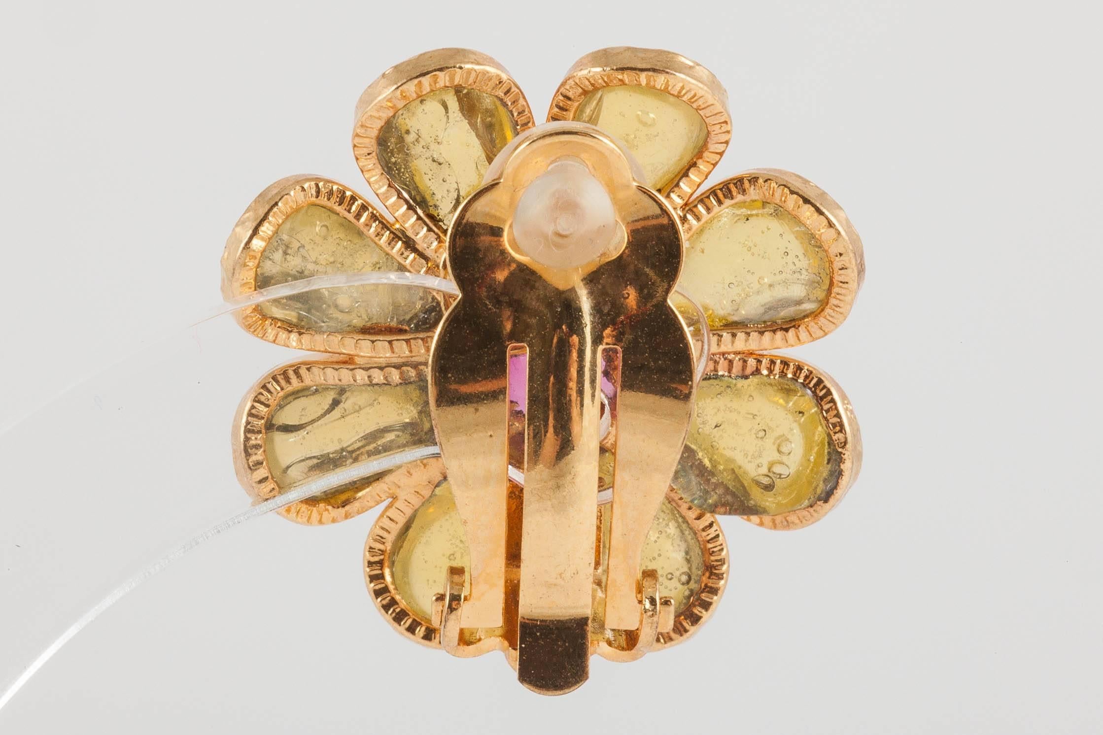 „WW“-Ohrringe aus gegossenem Glas und vergoldetem Metall mit Blumenmotiv, 2016 Damen im Angebot