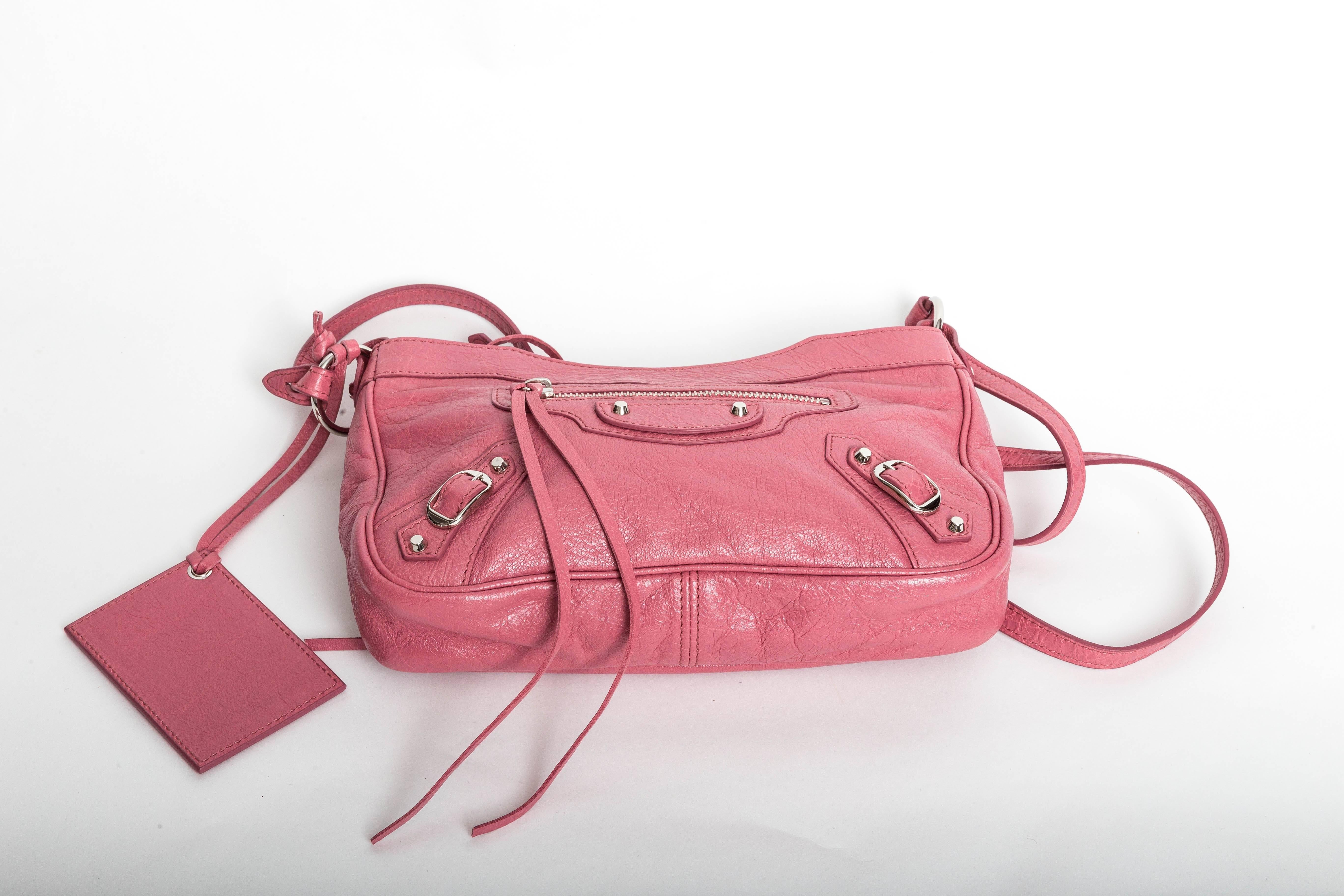 Balenciaga Pink Small City Bag
Condition is Excellent
Dust bag is included.
Features one interior zip pocket and one exteiror zip pocket.
Crossbody
