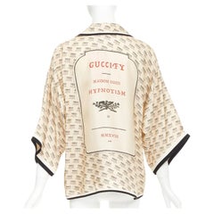 GUCCI GARDEN 2018 Chemise de pyjama en soie beige imprimée Monogram « Guccify » IT38