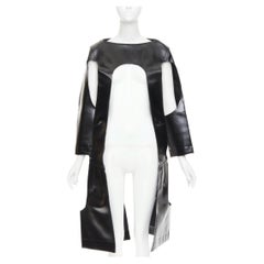 Top negro de imitación de cuero con corte abierto y estructura visible de COMME DES GARCONS, colección de pasarela 2019, talla XS