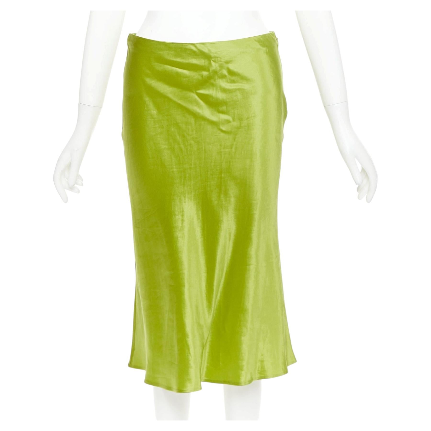 Prada 2022 : jupe longue en satin vert fougère avec logo triangulaire, modèle de défilé, référence IT38, taille XS