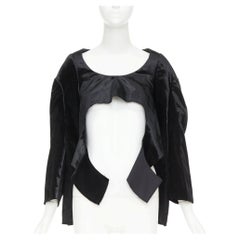 COMME DES GARCONS 2019: top corto de terciopelo negro con mangas asimétricas, cuello ancho y aberturas, talla XS