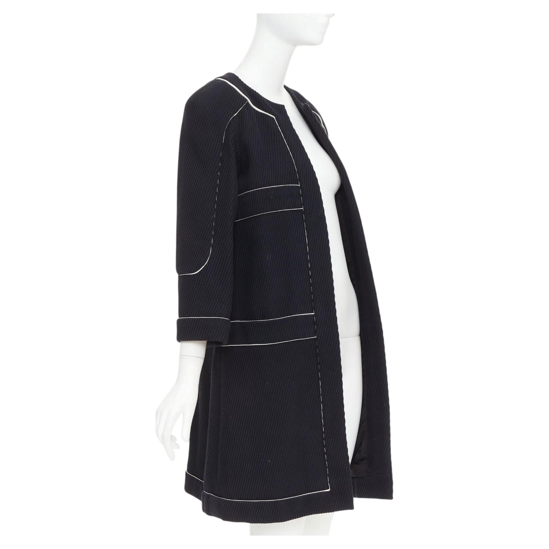 Manteau Chanel collection défilé 2015, en coton noir à nervures diagonales et passepoil en satin contrasté, taille 36 S