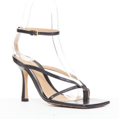 BOTTEGA VENETA Sandalen aus Stretchleder mit Riemchen am Knöchel, quadratischer Zehenpartie und hohem Absatz