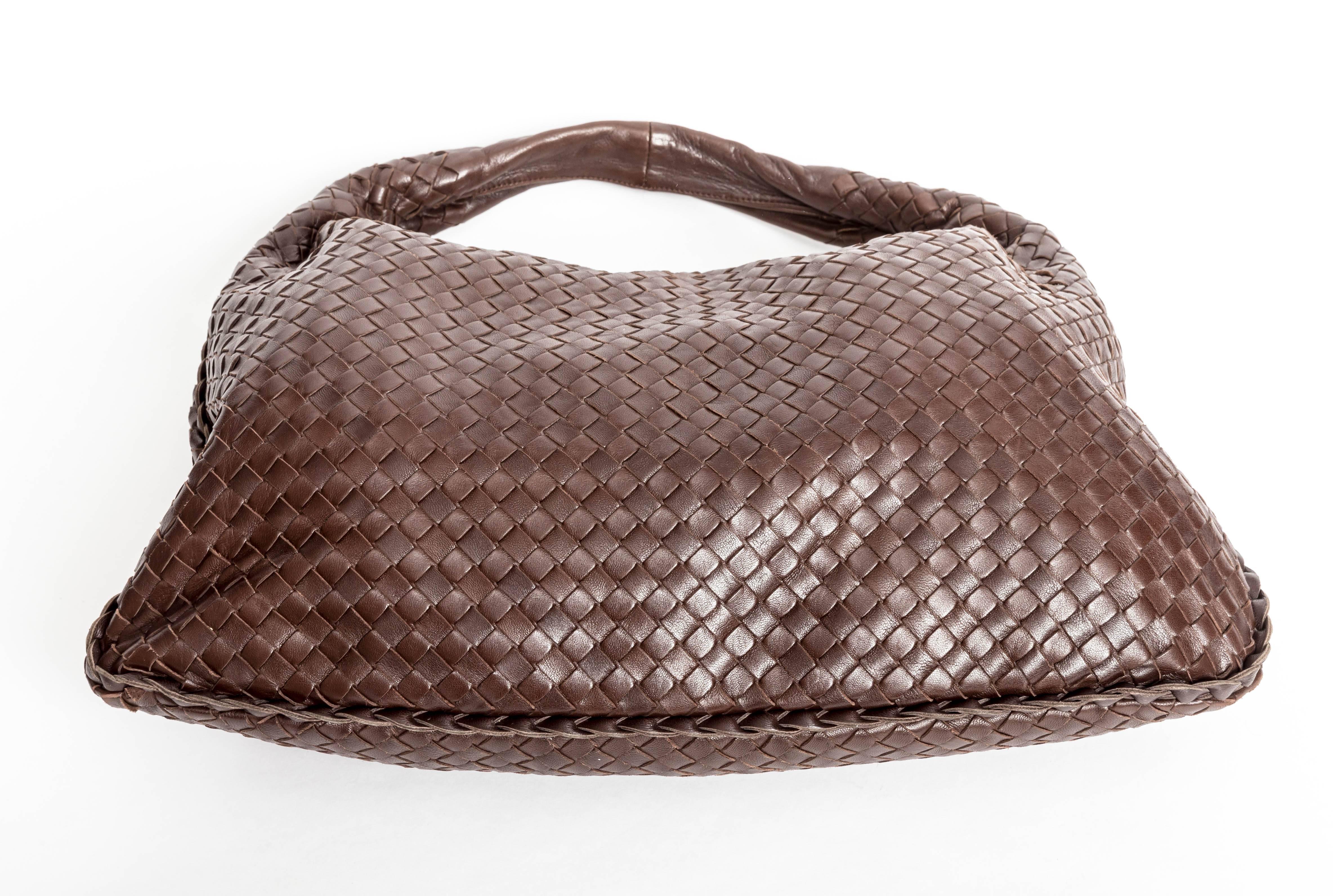 Beautiful Bottega Veneta Hobo in Brown Leather.
Dust Bag is included.
Condition is excellent.
Strap Drop 4.5 inches.