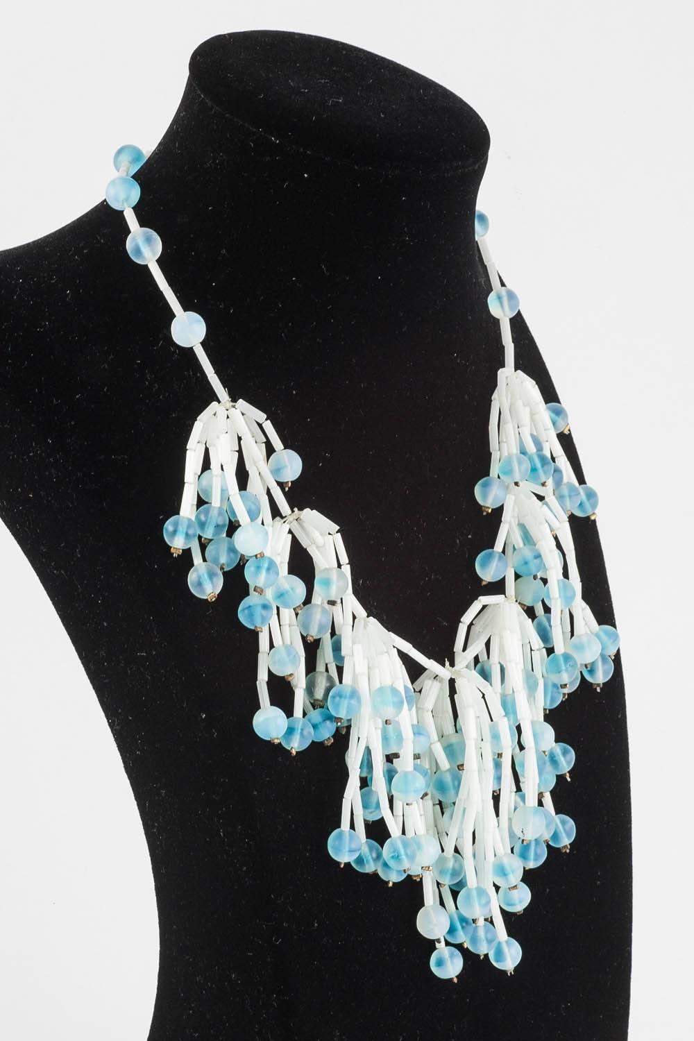Halskette aus mattiertem weißem und blauem Glas , Langani, Deutschland,  1960er im Zustand „Gut“ im Angebot in Greyabbey, County Down