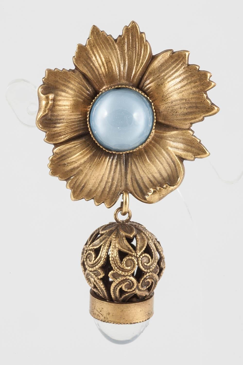 This charming earrings made from antique gilded metal and glass 'moonstone' cabuchons, combine both Baroque and floral elements. Made by  'Jeweller to the Stars', Joseff of Hollywood, they are easily wearable, light and very eye catching.
Eugene