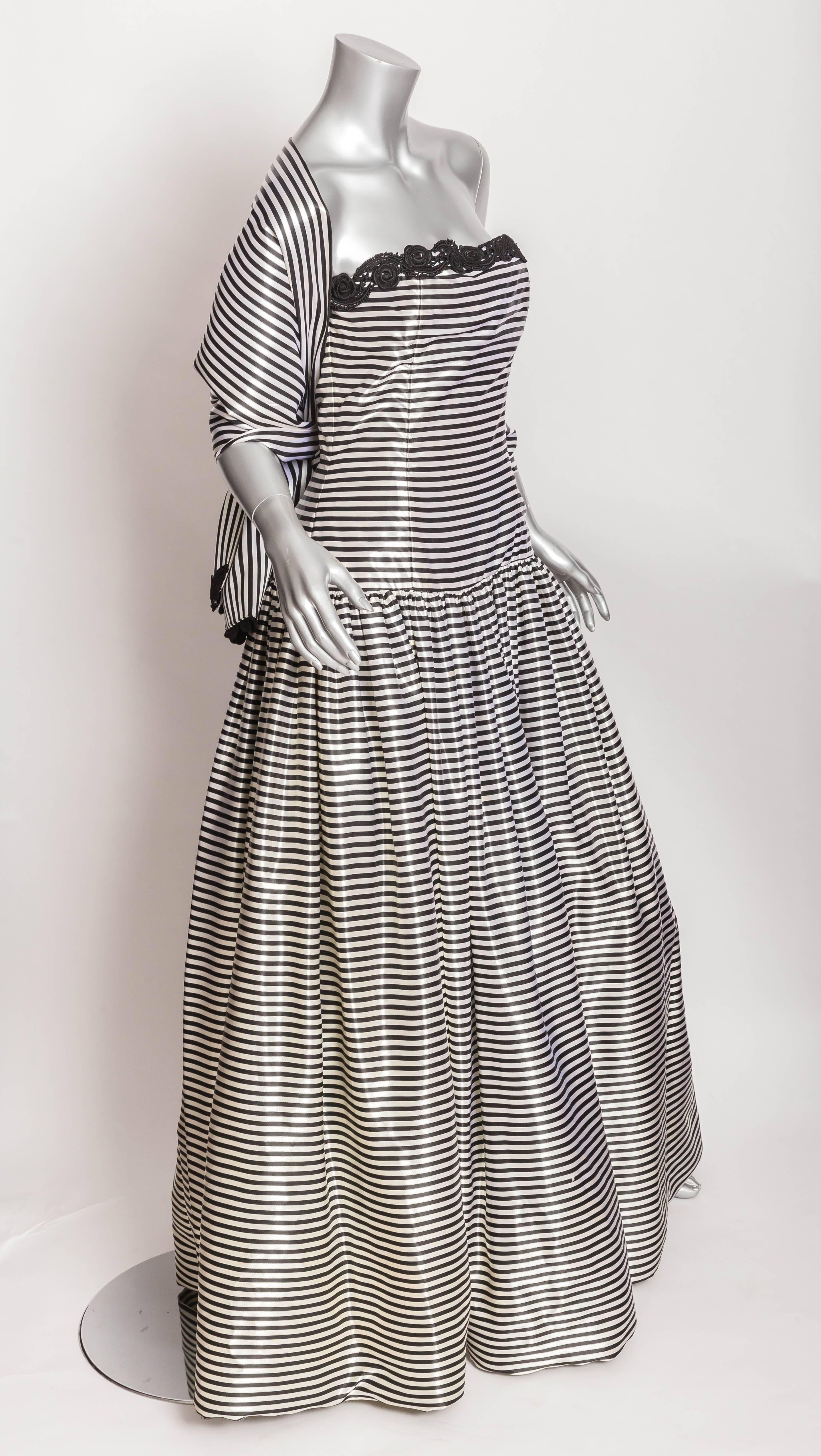 Carolina Herrera Black and White Silk Evening Gown with Wrap - Size 10 In Excellent Condition In Westhampton Beach, NY