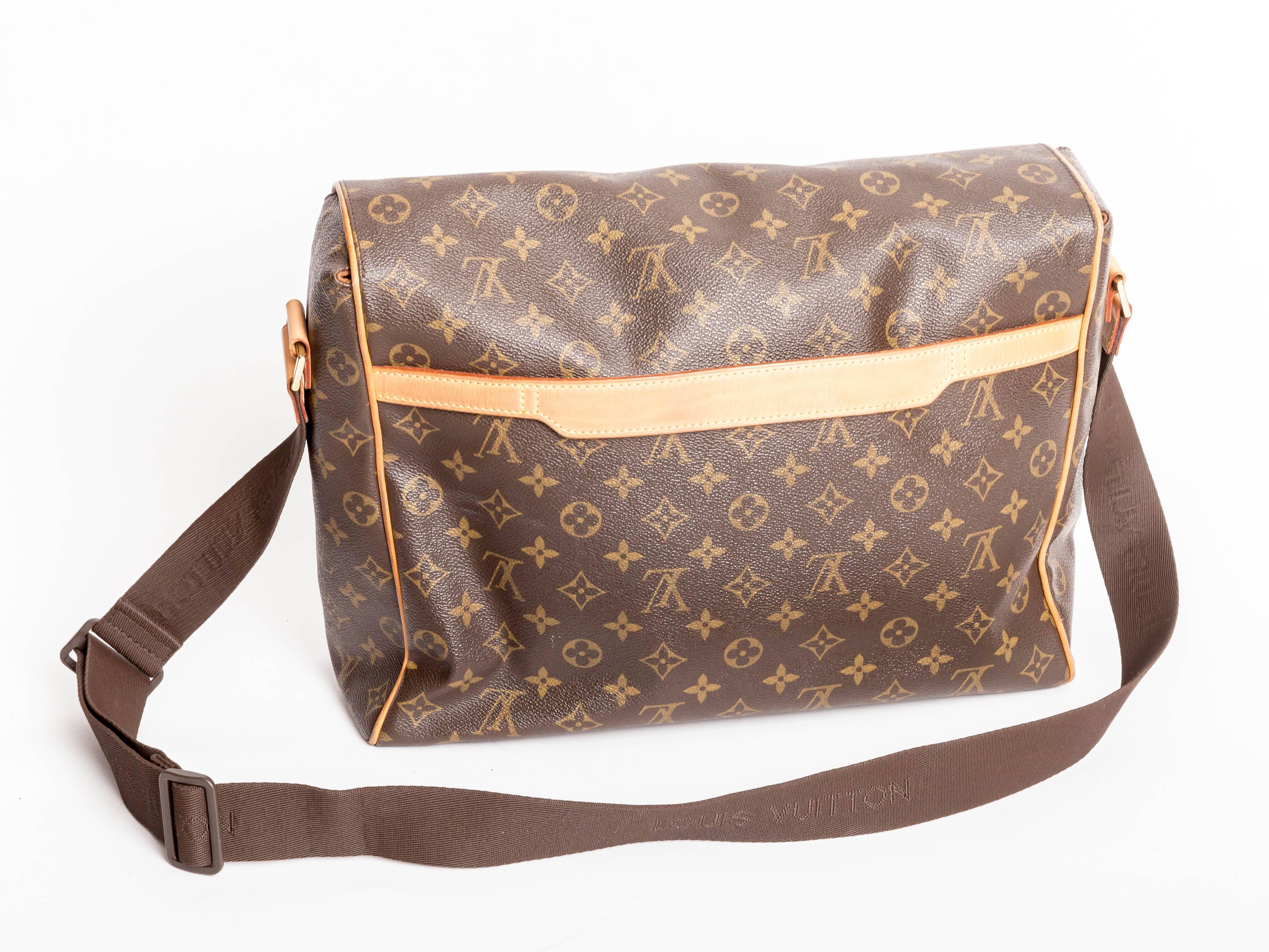 Fabulous Louis Vuitton Laptop Messenger Crossbody Bag
Excellent condition