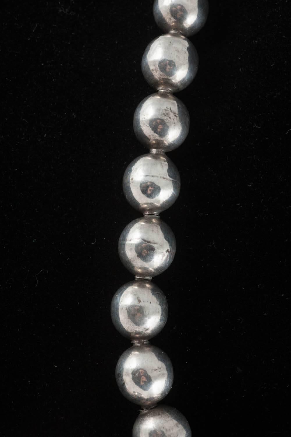 Sterling silver hand wrought 'clam shell' and hollow ball necklace, Mexican.. In Good Condition In Greyabbey, County Down